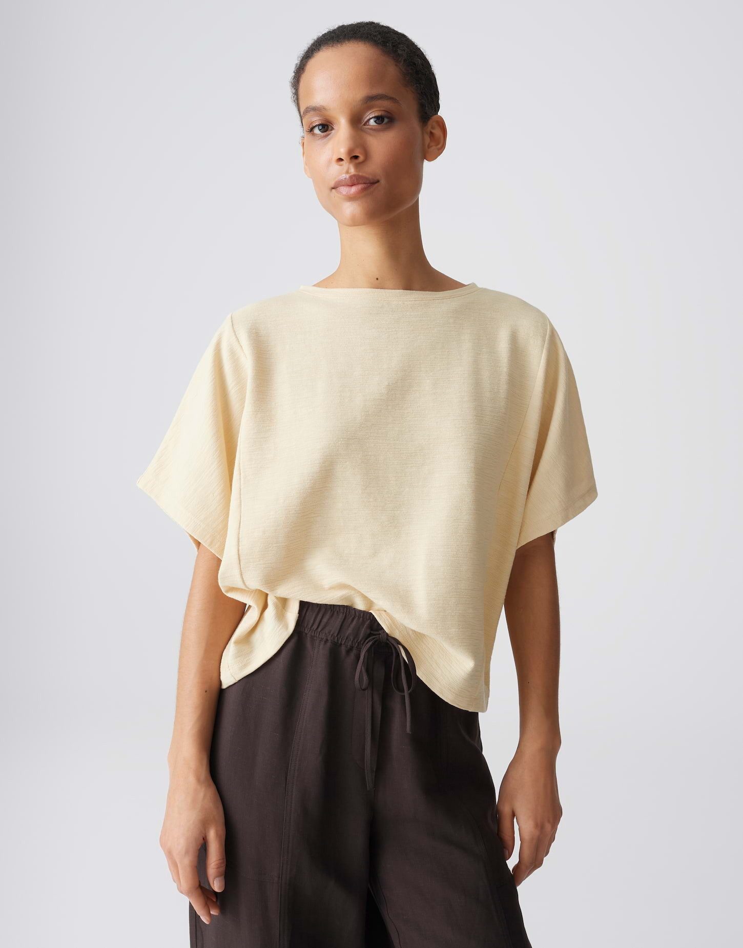 OPUS Kurzarmshirt SOLCHEN mit Oversize-Schnitt U-Boot-Ausschnitt und Teilungsnähte wirken modern