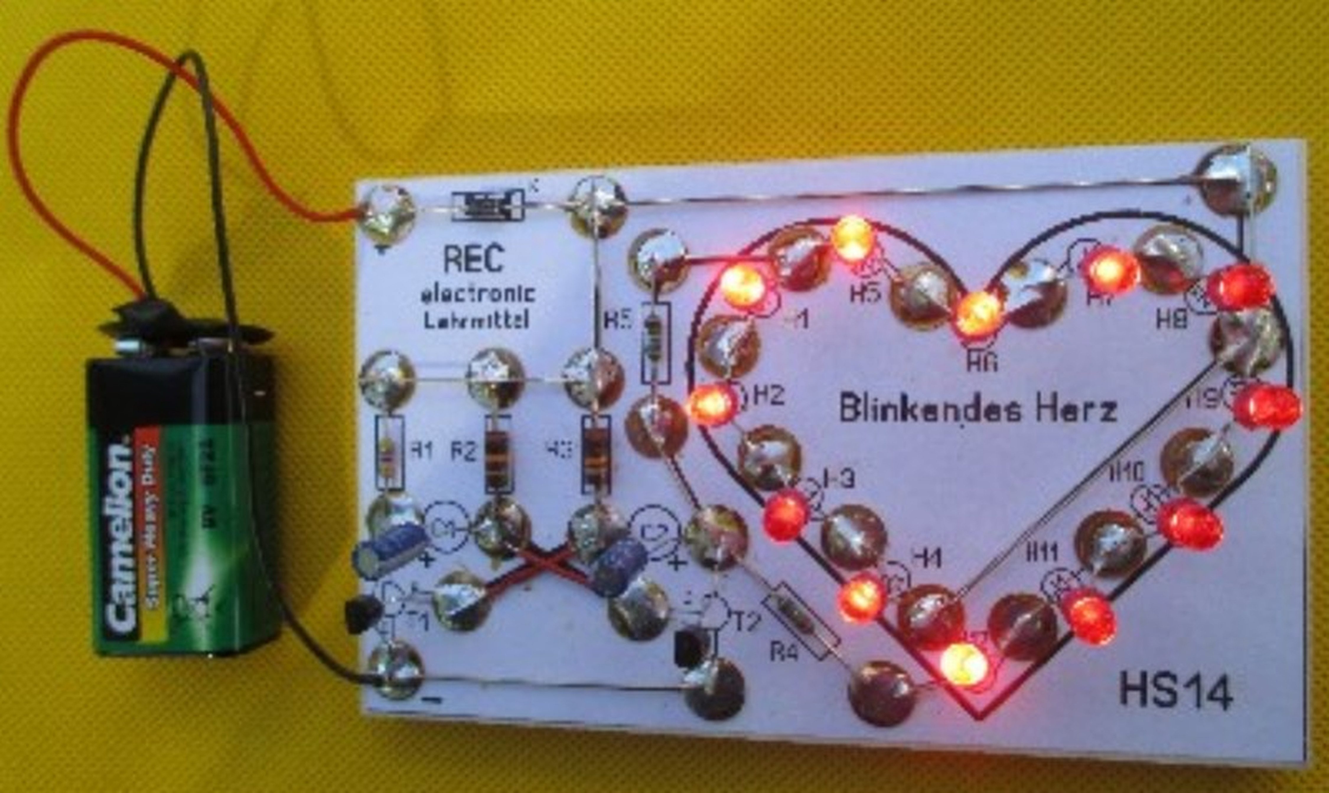 REC electronic Riedinger Experimentierkasten Blinkendes LED Herz Bausatz auf Holzbrettchen