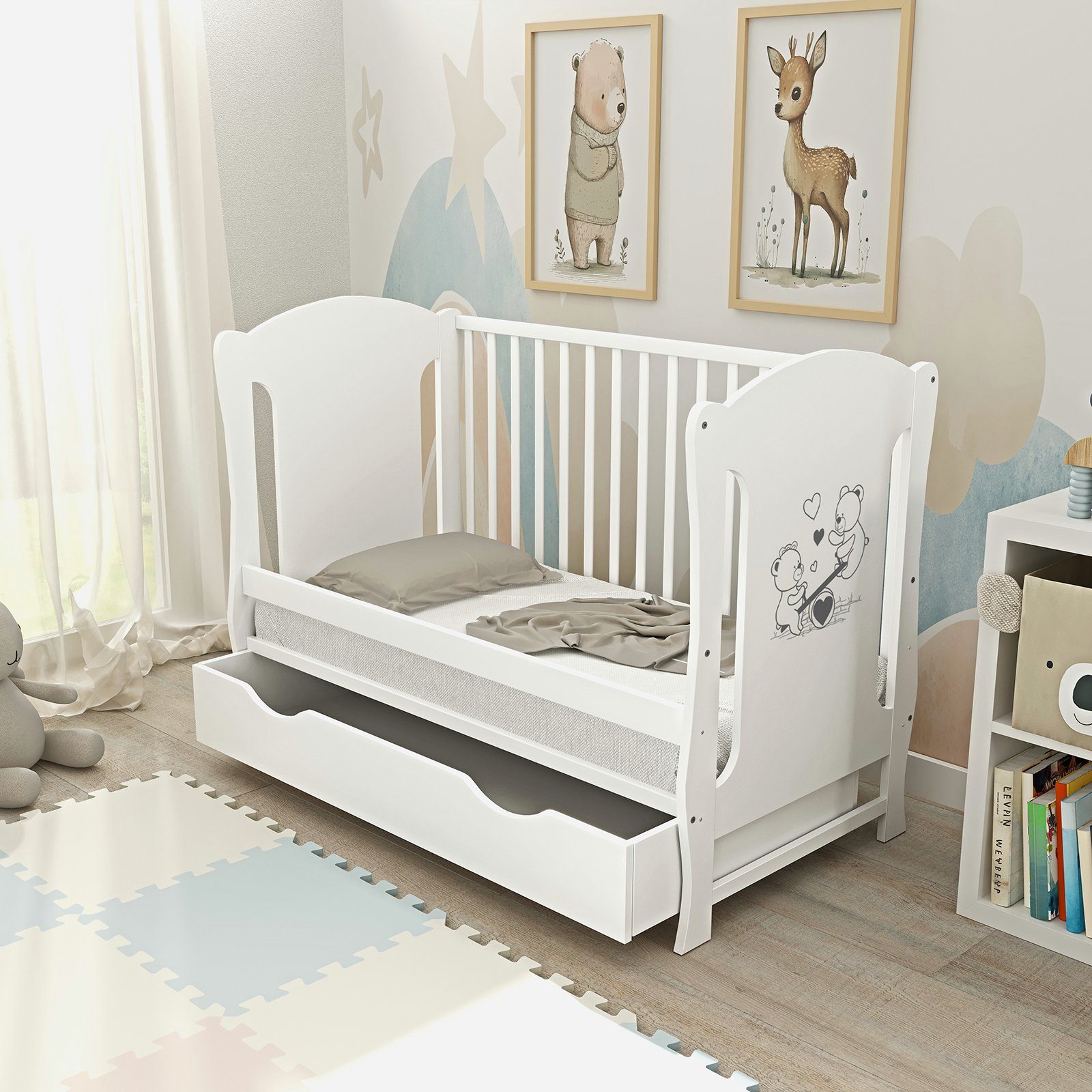 Baby-Delux Babybett Lia, Kinderbett 60x120 cm weiß Schublade Kiefer Teddy Wippe Motiv Matratze – Bild 2 von 5