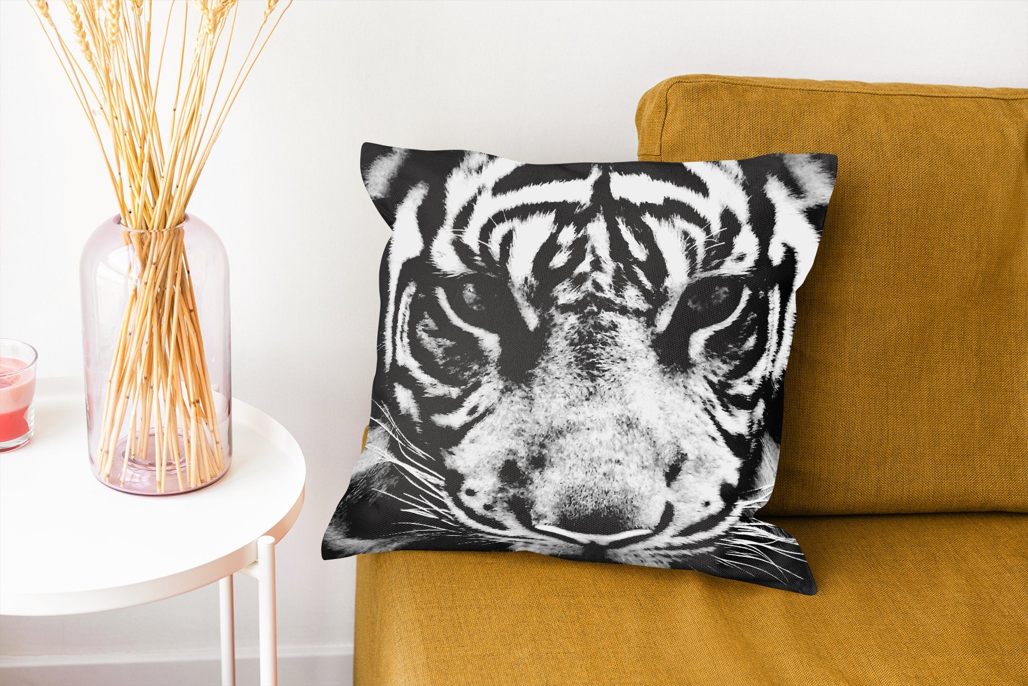 MuchoWow Dekokissen Sumatra-Tiger in Füllung Wohzimmer, schwarzem mit Zierkissen Deko, schwarz Sofakissen und vor Schlafzimmer, weiß, Hintergrund für