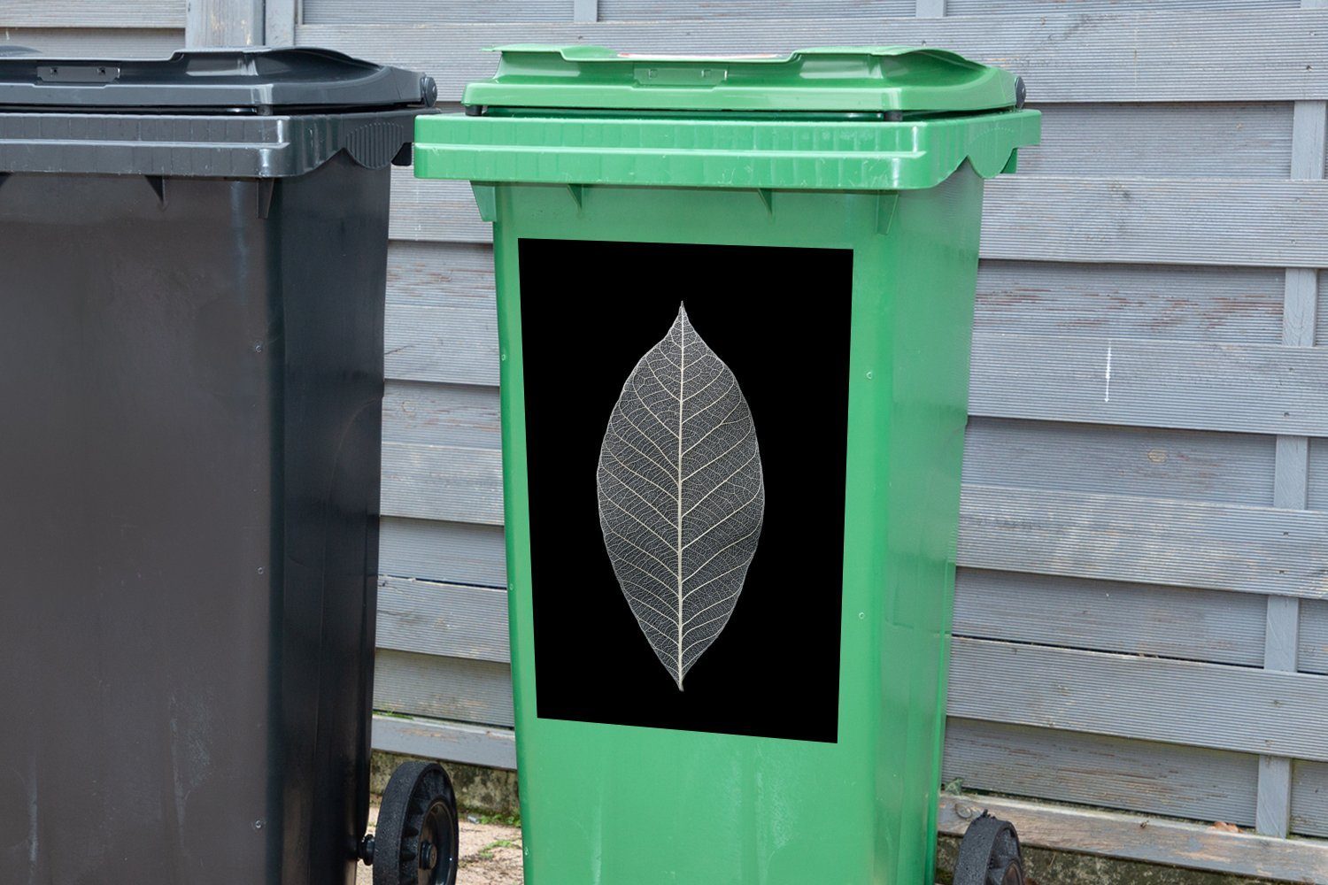 MuchoWow Wandsticker Ein eines Blattskeletts Sticker, St), Abfalbehälter schwarz-weiß Bild (1 Container, in Mülltonne, Mülleimer-aufkleber