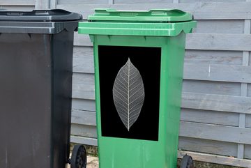 MuchoWow Wandsticker Ein Bild eines Blattskeletts in schwarz-weiß (1 St), Mülleimer-aufkleber, Mülltonne, Sticker, Container, Abfalbehälter