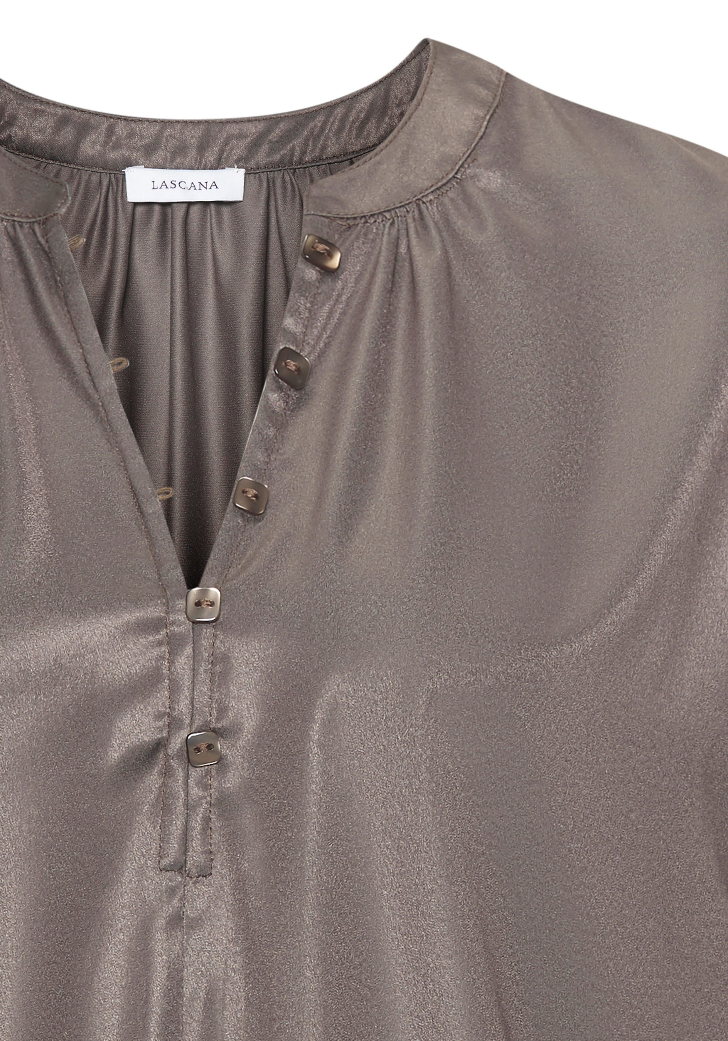 LASCANA Satinbluse mit kurzen Ärmeln und kleiner Knopfleiste Kurzarmbluse mit lockerer Passform, Partyshirt, Blusenshirt, festlich – Bild 5 von 5