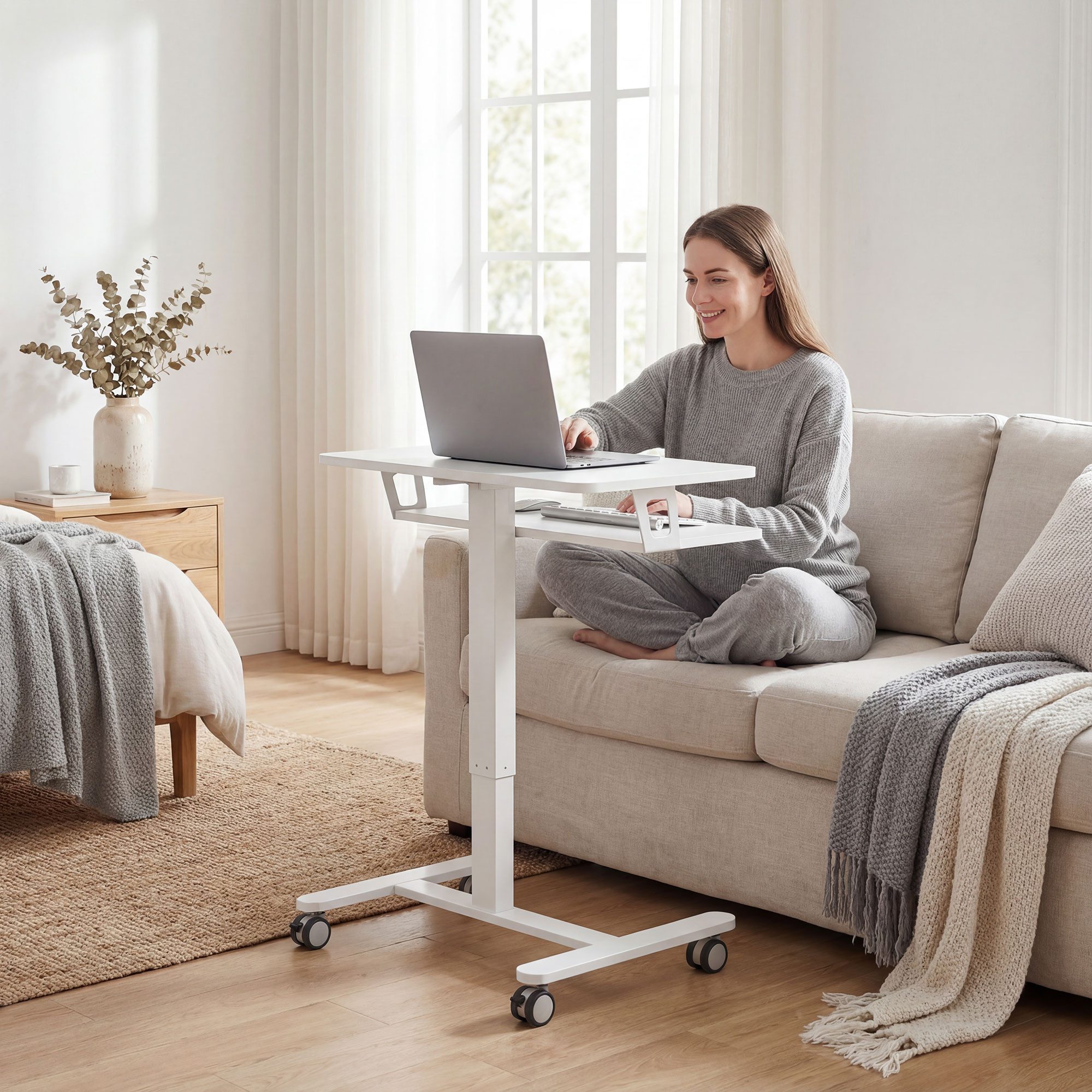 HOMCOM Schreibtisch Computertisch Tastaturablage höhenverstellbar mit Rollen (Mobiler Beistelltisch, 1-St., Laptoptisch), für Sofa, Bett, Büro 65x60cm, Weiß