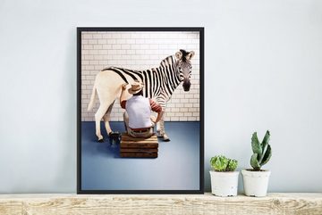 MuchoWow Poster Komisches Bild eines Mannes, der ein Zebra malt, (1 St), mit Rahmen, Kunstdruck, Gerahmtes Poster, Schwarzem Bilderrahmen