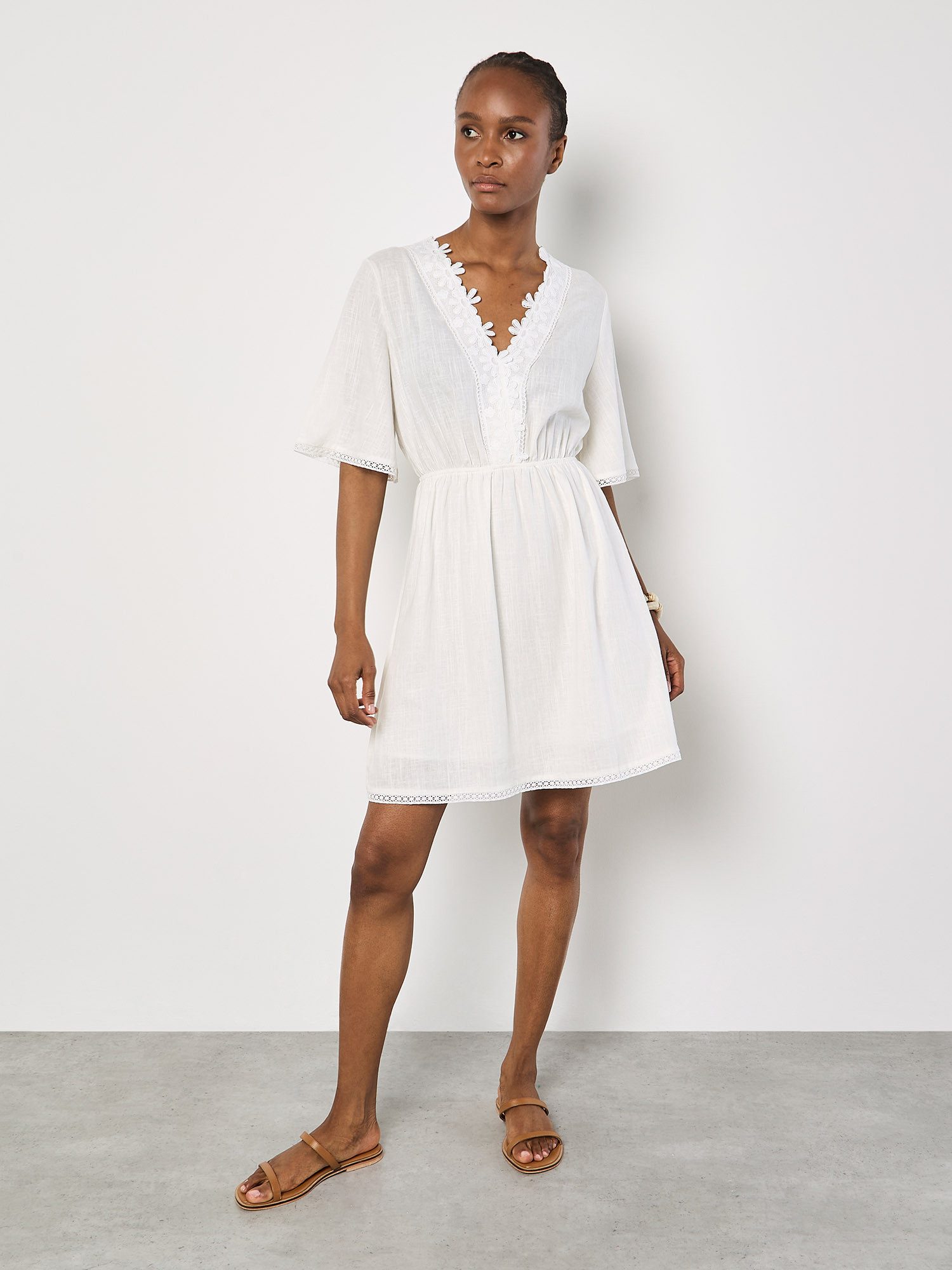 Apricot Spitzenkleid Daisy Lace Front Minikleid mit zierendem Ausschnitt günstig online kaufen