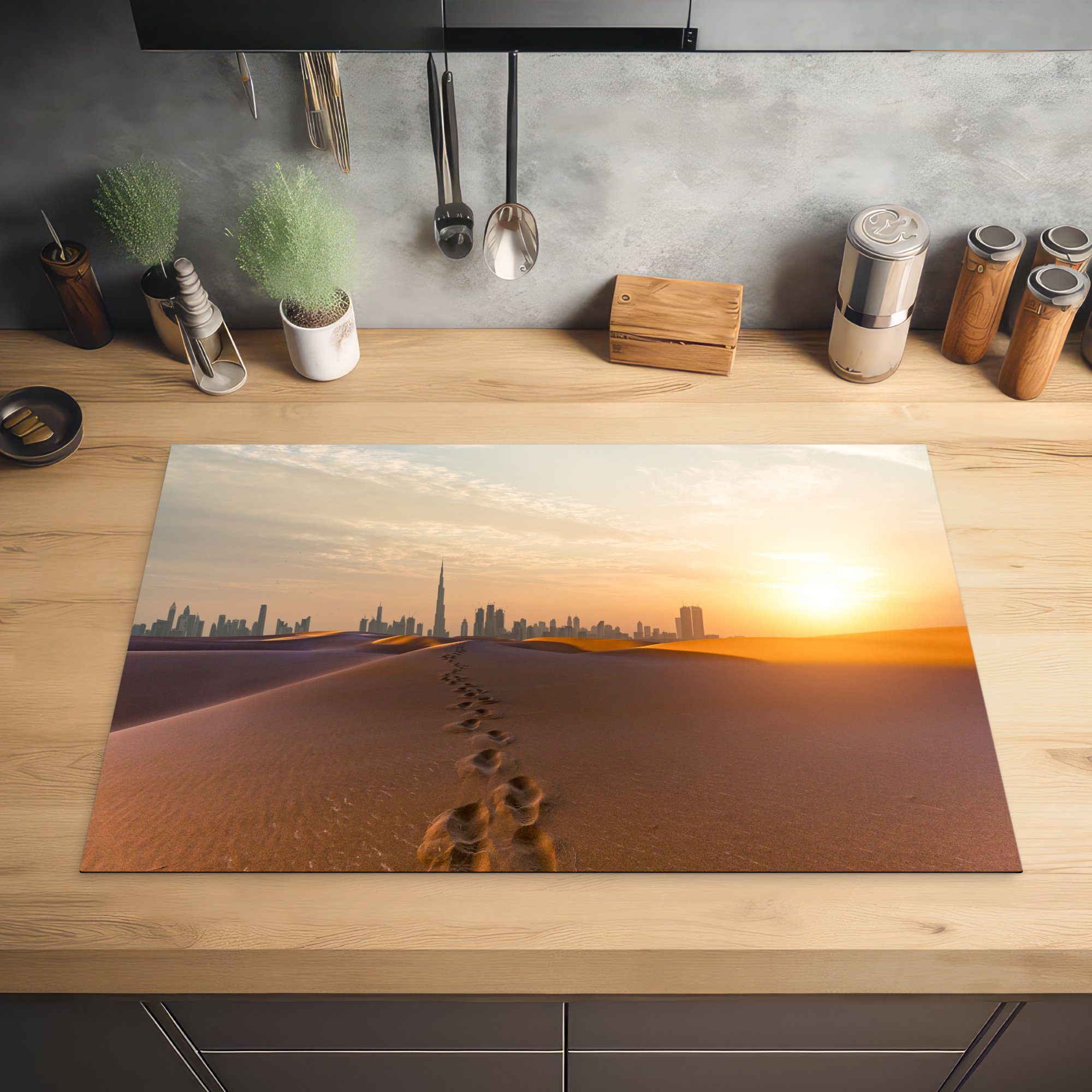 Hintergrund, (1 Burj 81x52 Vinyl, küche, im die Wüste mit Schutz Fußspuren Herdblende-/Abdeckplatte in Khalifa cm, Ceranfeldabdeckung der für MuchoWow dem tlg), Induktionskochfeld