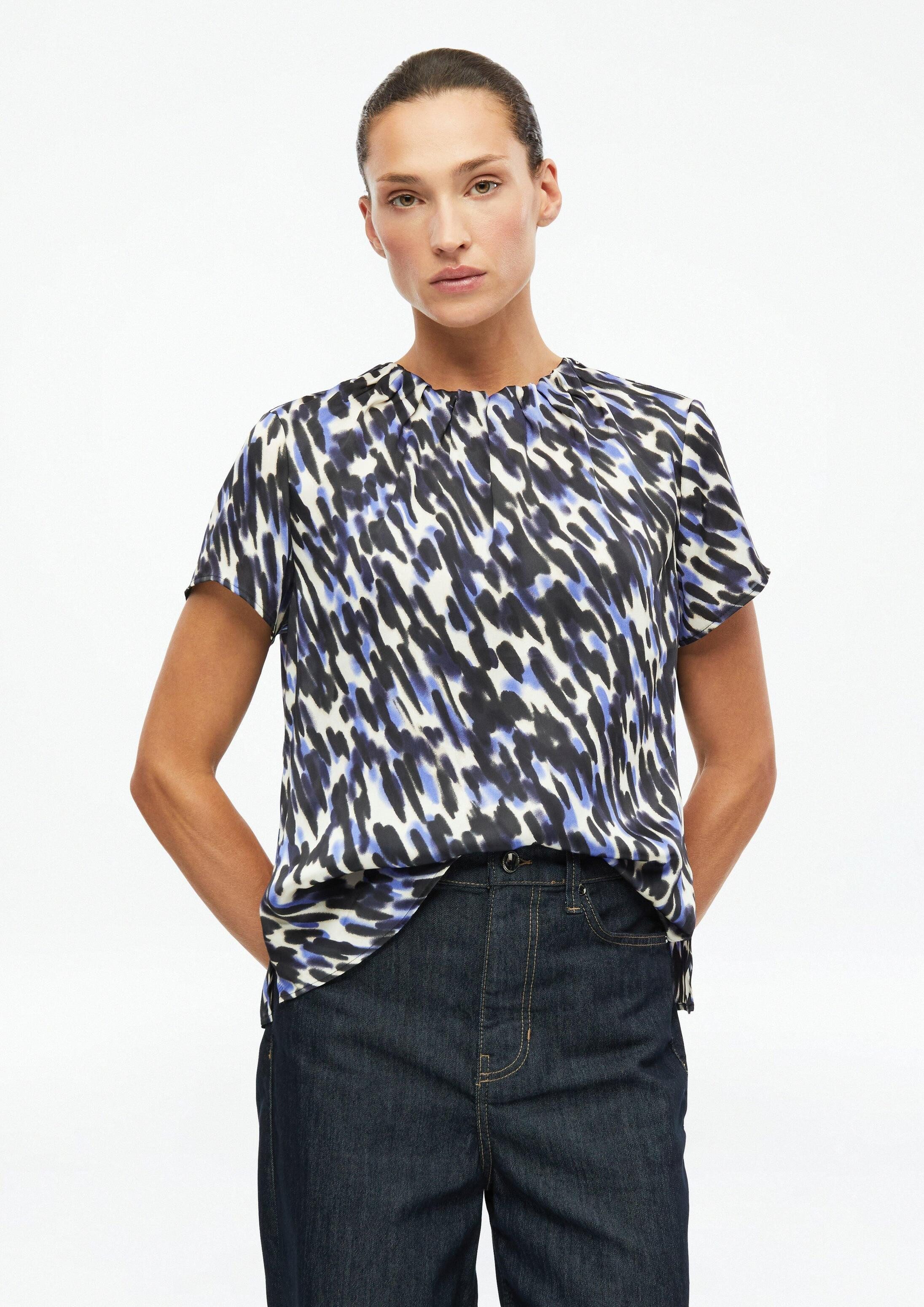 s.Oliver Kurzarmbluse Bluse Satinierte Bluse mit Falten-Detail und Knopfverschluss
