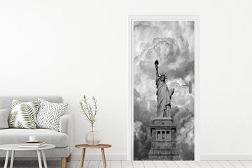 MuchoWow Türtapete Freiheitsstatue in New York an einem bewölkten Tag in schwarz-weiß, Matt, bedruckt, (1 St), Fototapete für Tür, Türaufkleber, 75x205 cm