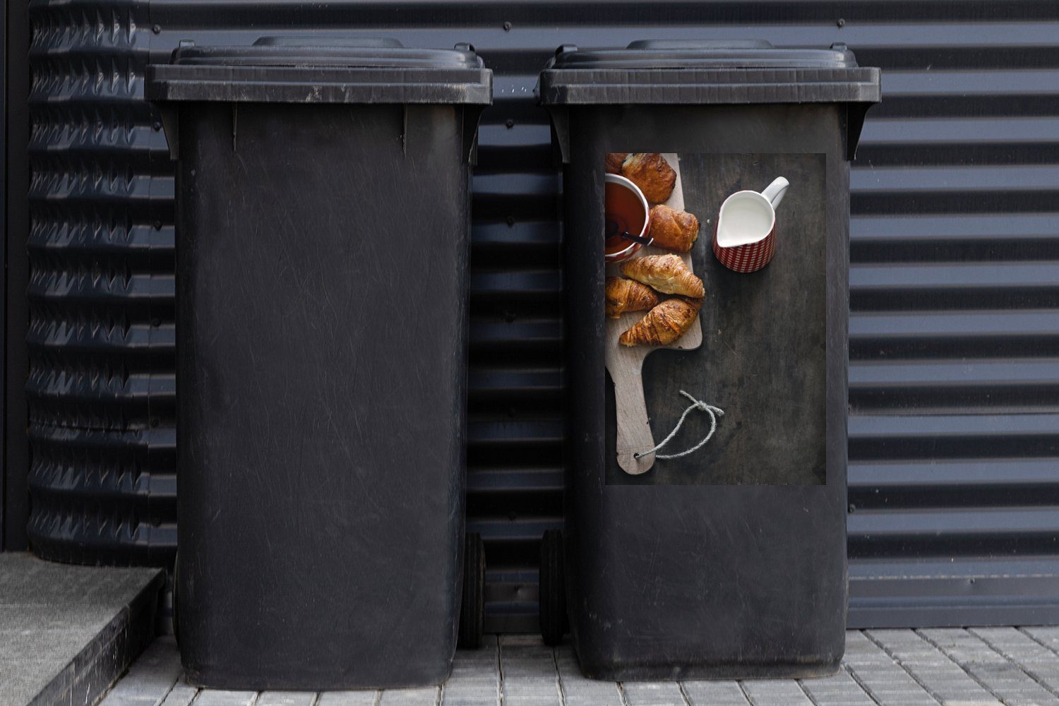 Mülltonne, auf Abfalbehälter Holzbrettchen Sticker, (1 MuchoWow St), Container, Mülleimer-aufkleber, Wandsticker Tee mit Croissants