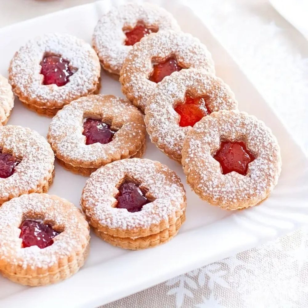 Montegoni Ausstechform 9-tlg. Linzer-Keksausstecher Set aus Edelstahl – Weihnachtsmotive, (1x Ausstecherset, 9x Linzer-Ausstecher), Edelstahl rostfrei, gezackte Kanten, stapelbar