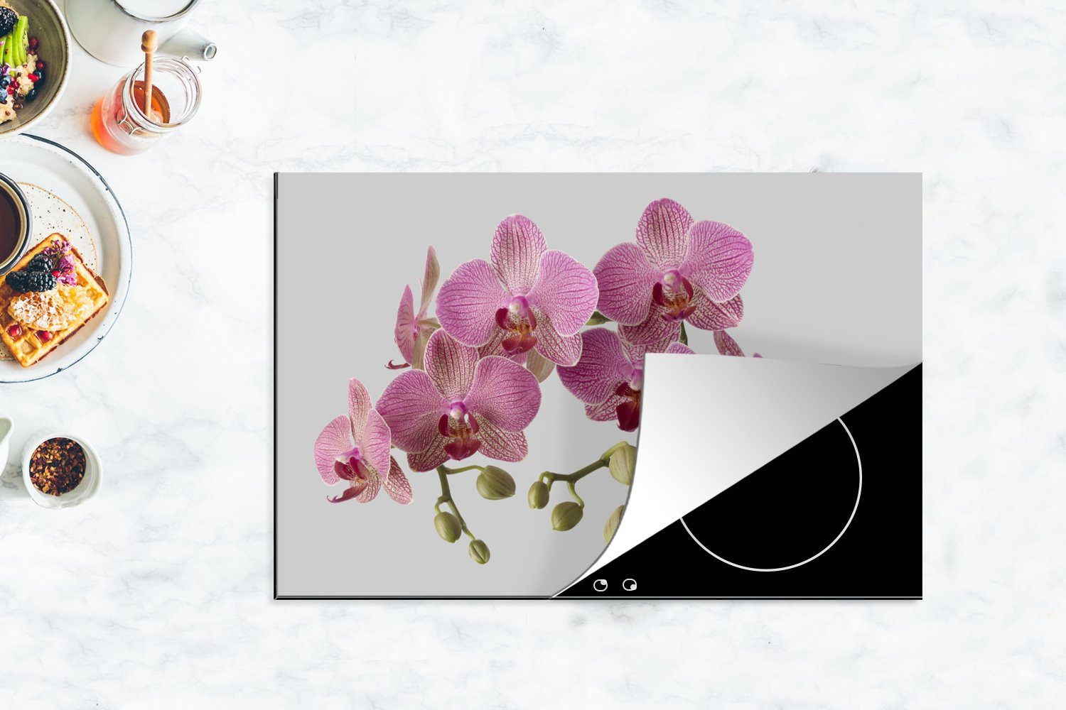 MuchoWow Herdblende-/Abdeckplatte auf die (1 Schutz grauem 81x52 Ceranfeldabdeckung cm, Vinyl, Induktionskochfeld Hintergrund, für küche, tlg), Orchideen