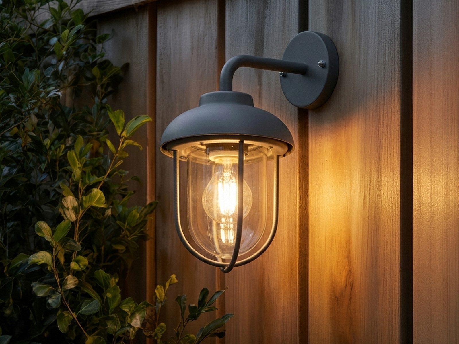 TRIO Leuchten LED Außen-Wandleuchte Aluminium Anthrazit & Glas, Höhe 33cm, LED wechselbar, warmweiß, Haus-Wand Außenleuchte zur Fassadenbeleuchtung inkl. E27 LED
