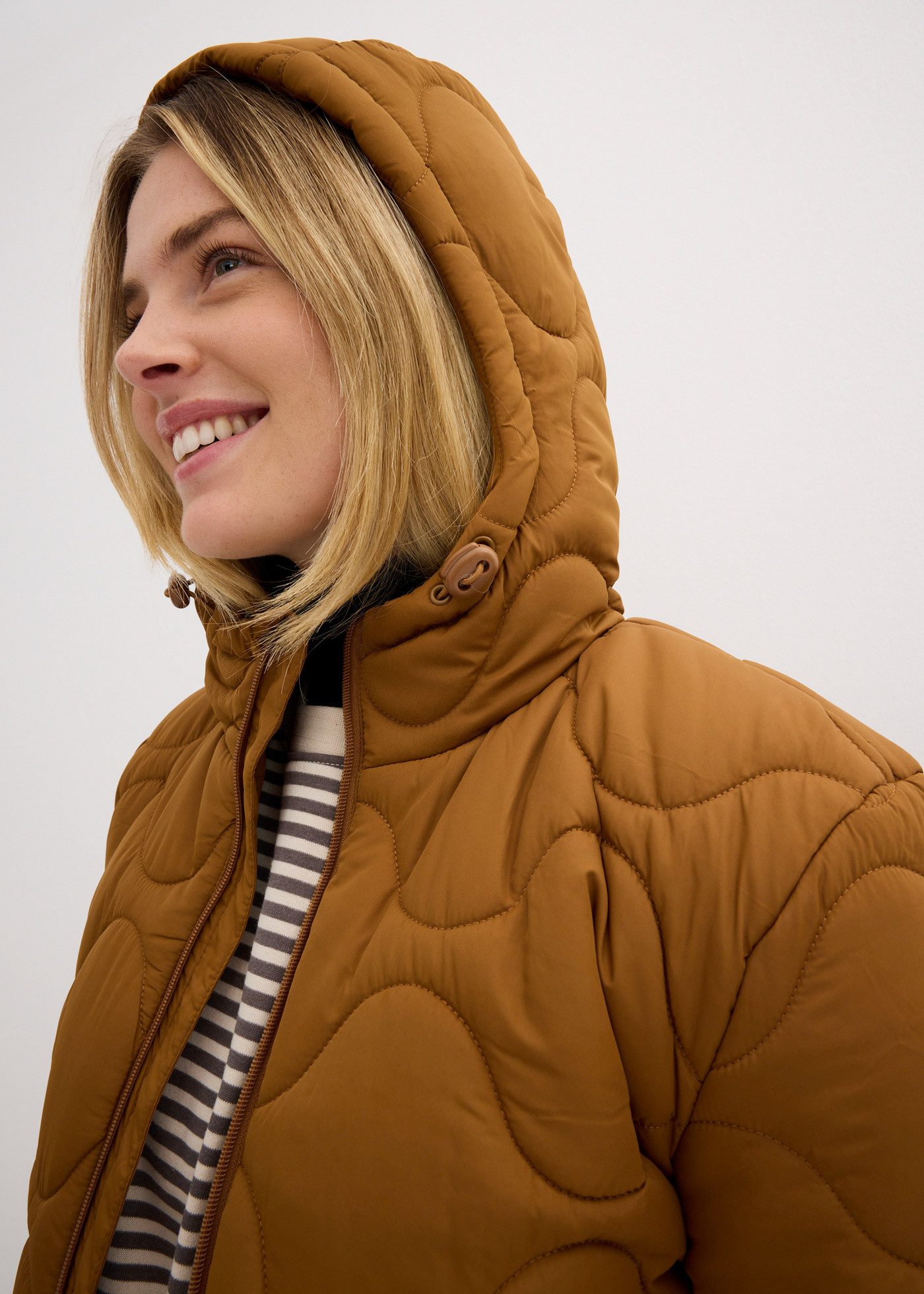 bonprix Steppjacke Casual Stil, Kurzparka mit Taillen-Kordelzug, hochwertige Steppung