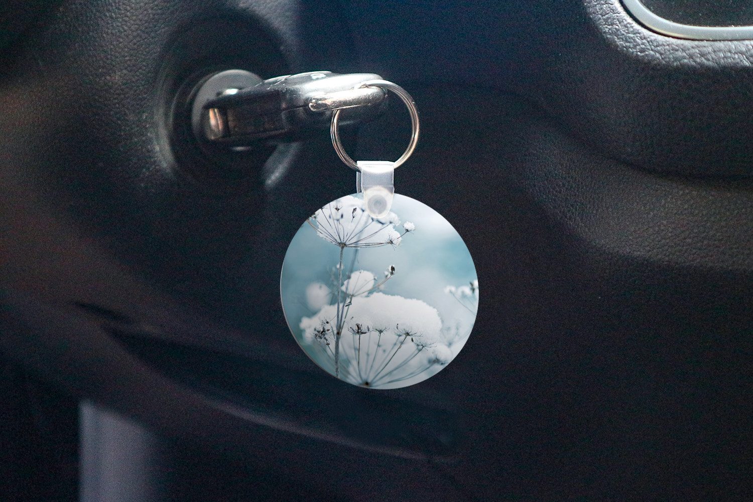 MuchoWow Schlüsselanhänger Schnee - Blumen - Winter - Zweige, Rund, Geschenk für Damen / Herren / Kinder mit Schlüsselring, 5x5 cm