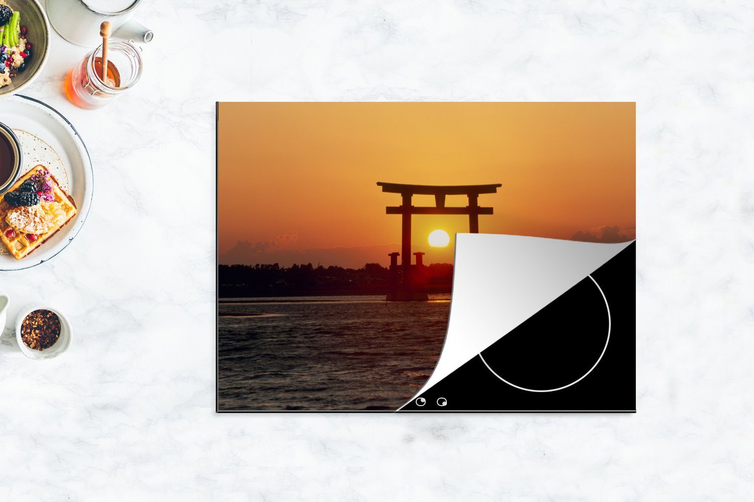 tlg), Vinyl, nutzbar, (1 Arbeitsfläche Ceranfeldabdeckung Torii-Tor, einem cm, 70x52 Mobile hinter Sonnenuntergang japanischen MuchoWow Herdblende-/Abdeckplatte