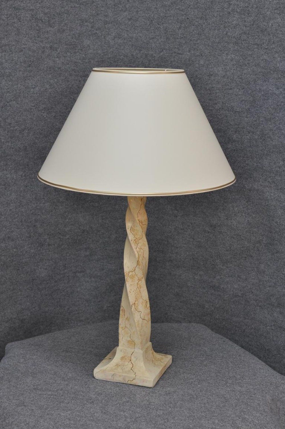 Stehlampe Klassische Tischleuchte aus Metall in elegantem Design