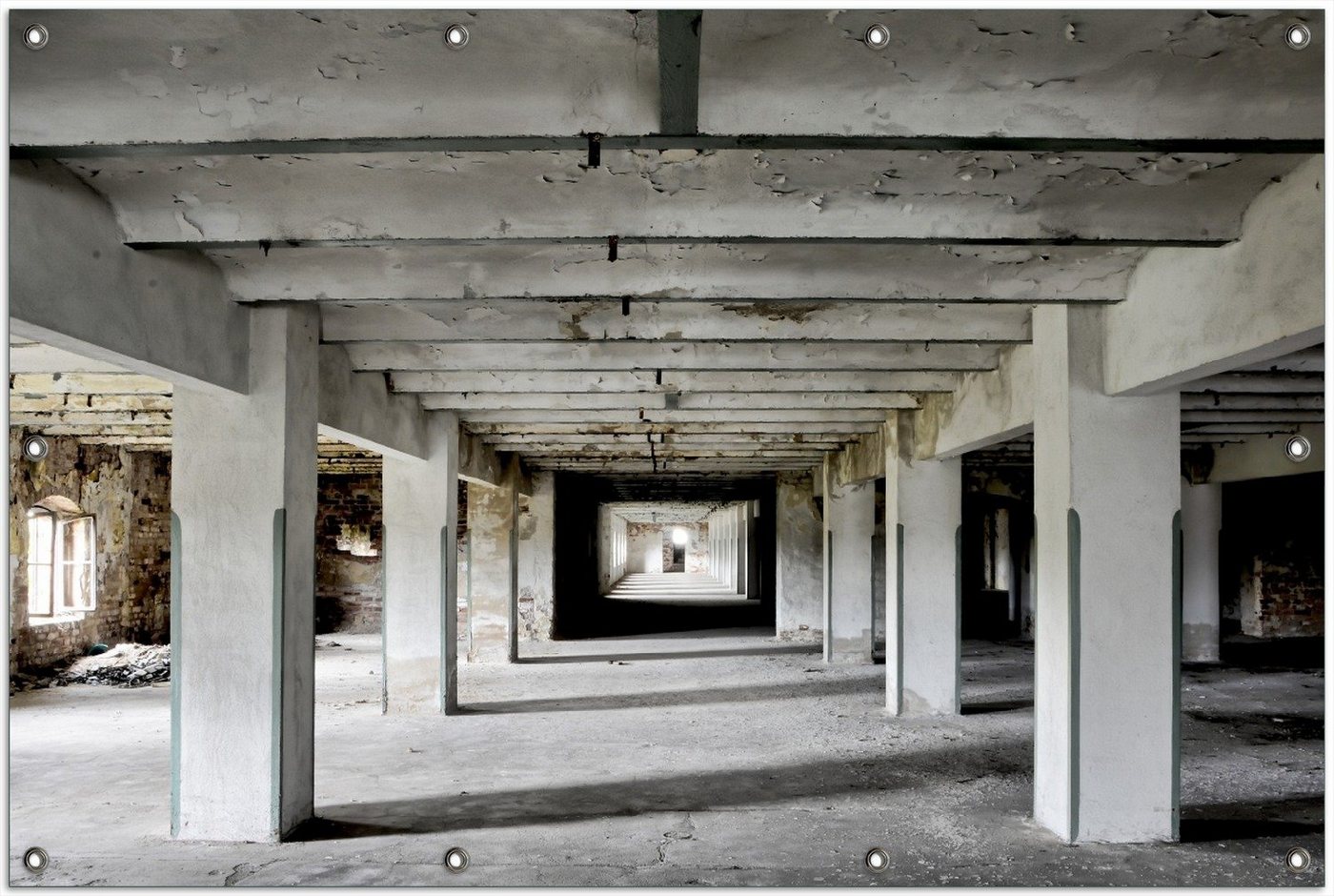 Thumbnail - Wallario Sichtschutzzaunmatten Alte Industriehalle - einsame Lagerhalle einer Brauerei, rund