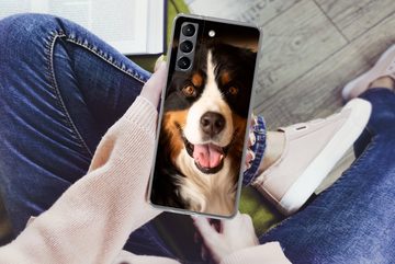 MuchoWow Handyhülle Berner Sennenhund schaut in die Kamera, Phone Case, Handyhülle Samsung Galaxy S21 Plus, Silikon, Schutzhülle