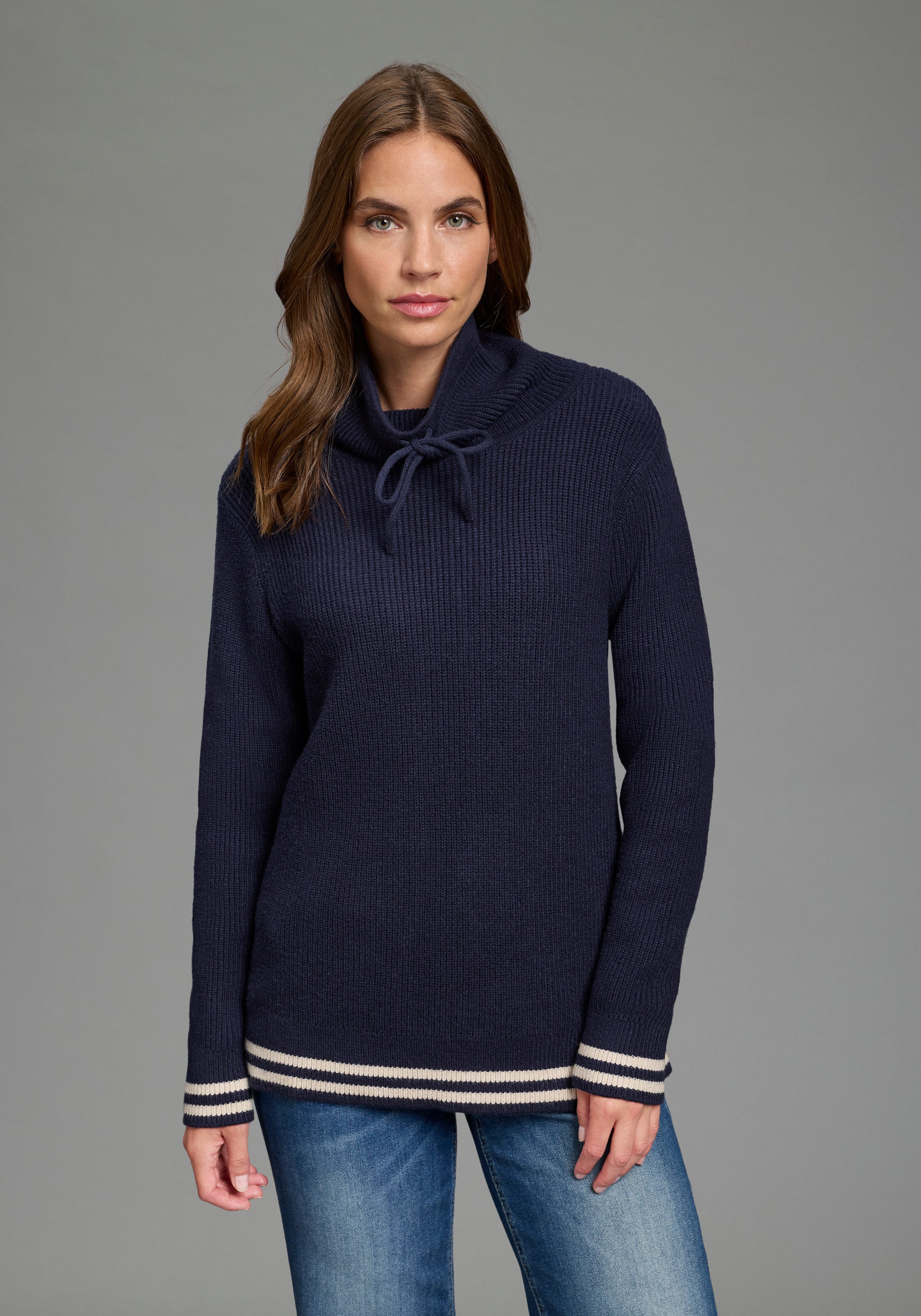 Laura Scott Strickpullover mit hohem Stehkragen, figurumspielende Passform mit Kordelzug und dezenten Kontraststreifen. € 49,99, (€ 49,99 pro 1 Stk).