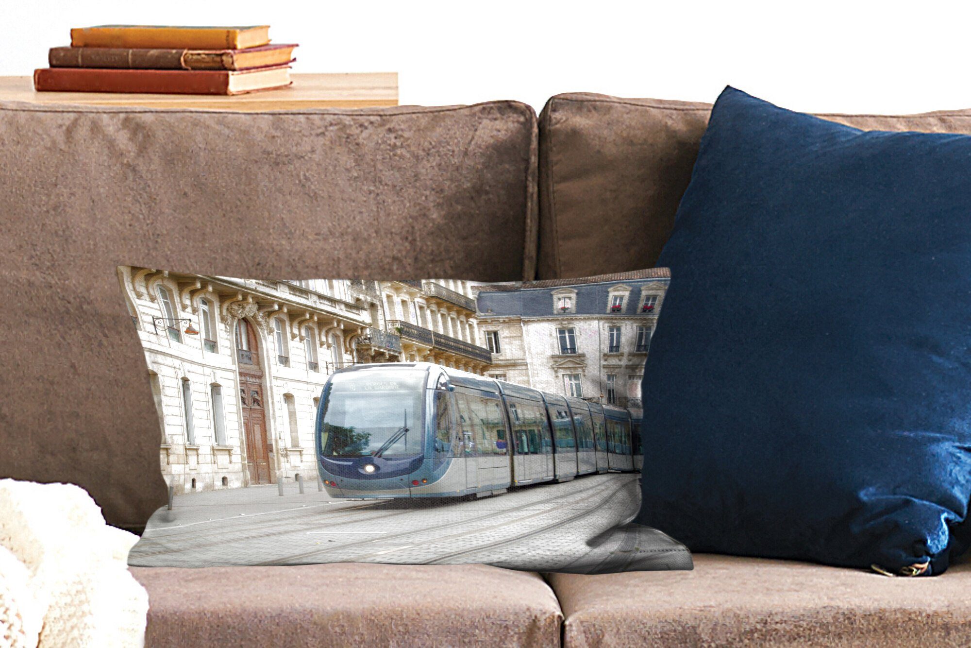 Wohzimmer Schlafzimmer MuchoWow Dekokissen das von Eine durch Füllung, Dekoration, Bordeaux, Zentrum Dekokissen fährt Zierkissen, moderne mit Straßenbahn