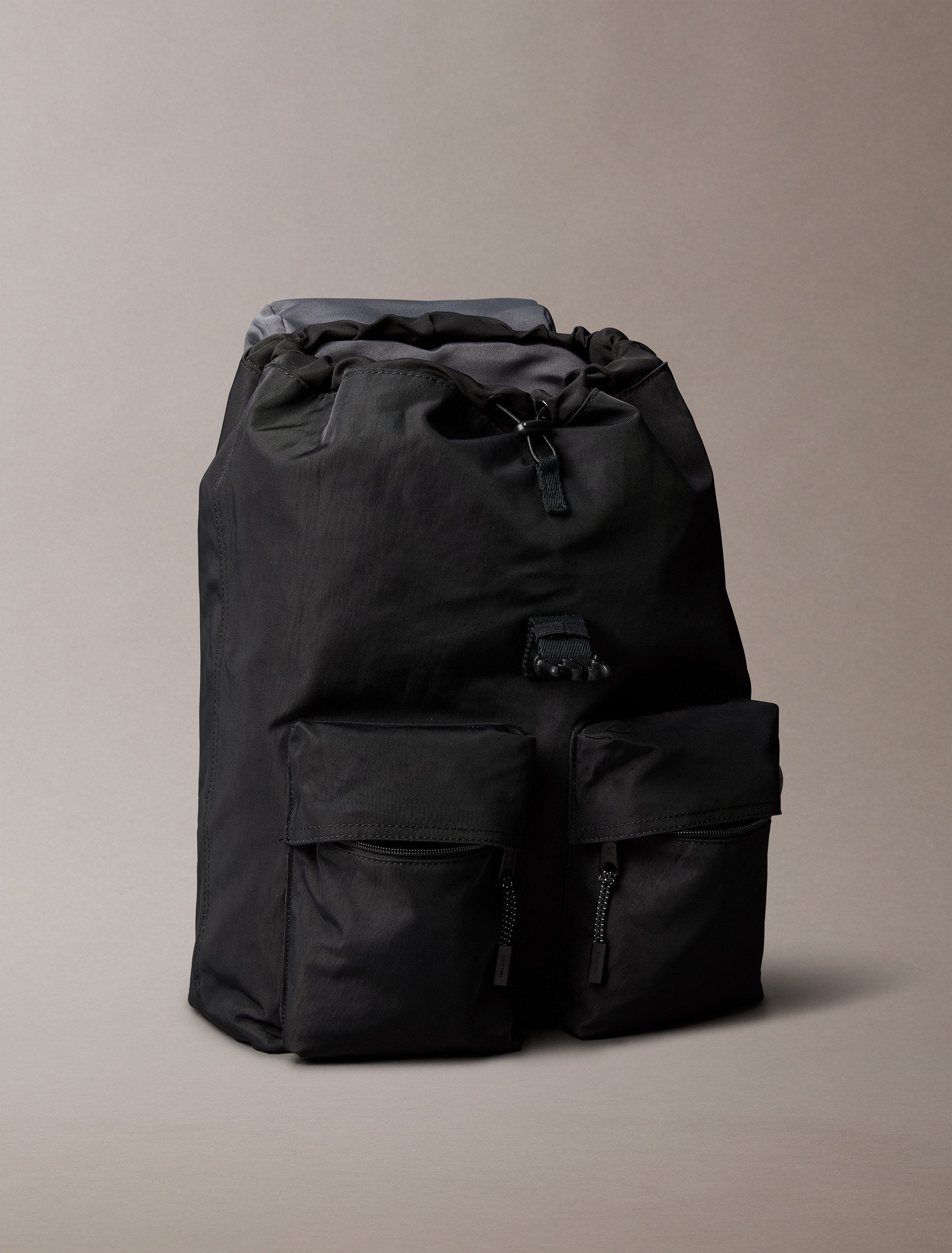 Calvin Klein Rucksack BOLD FLAP BACKPACK, Unisex Ferienrucksack, Urlaubsrucksack mit viel Stauraum