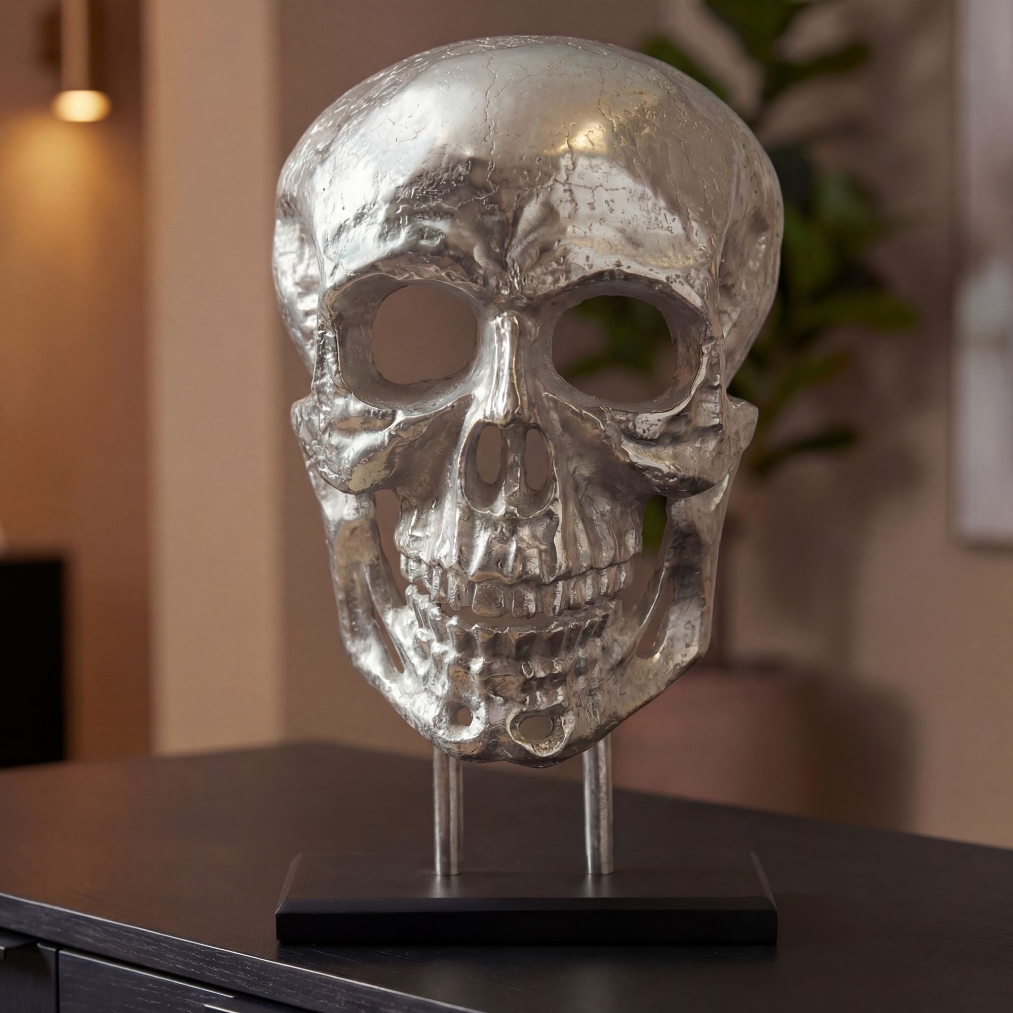FINEBUY Dekofigur FB77842 Deko Totenkopf 57cm Aluminium Silber Schädel Dekoration Skull (Stabiler schwarzer Sockel für festen Stand), Komplett montiertes und fertiges Accessoire