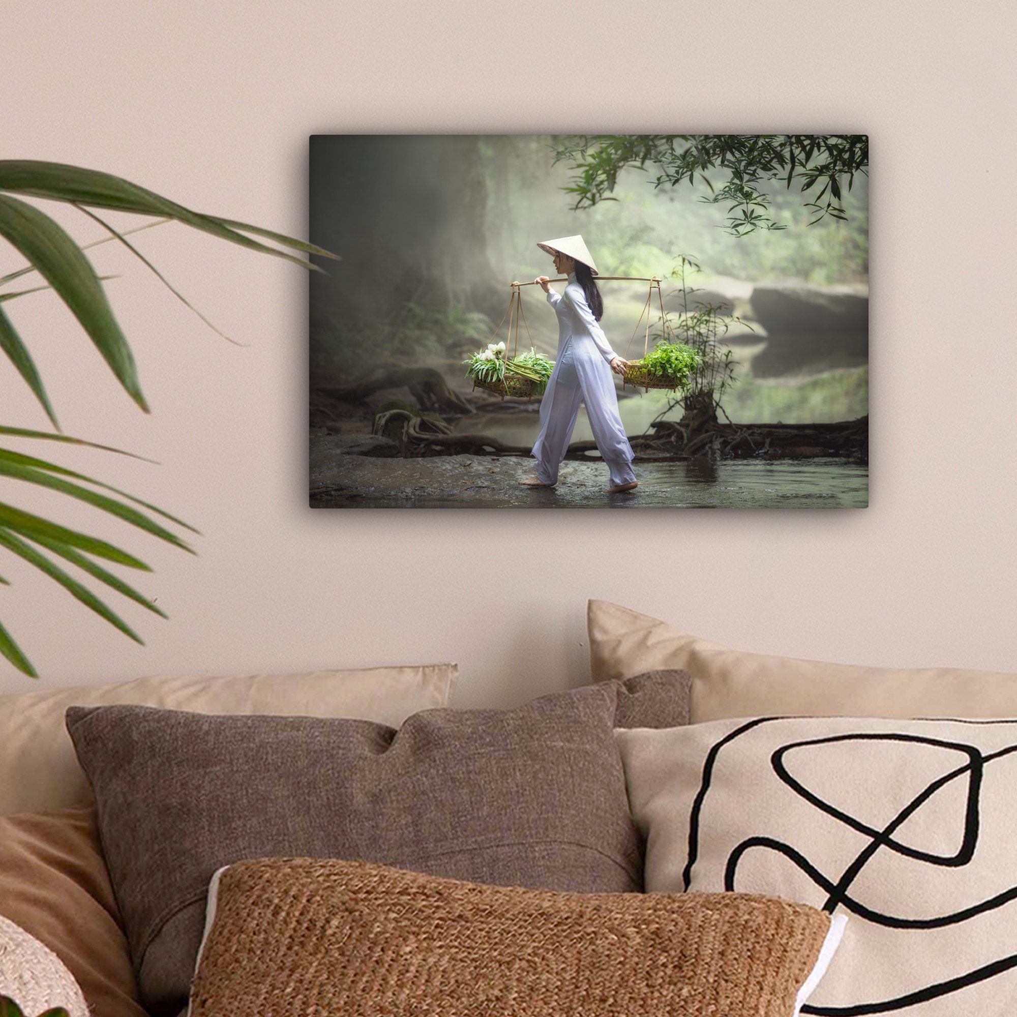 OneMillionCanvasses® Leinwandbild Vietnamesische Frau beim Spaziergang günstig online kaufen