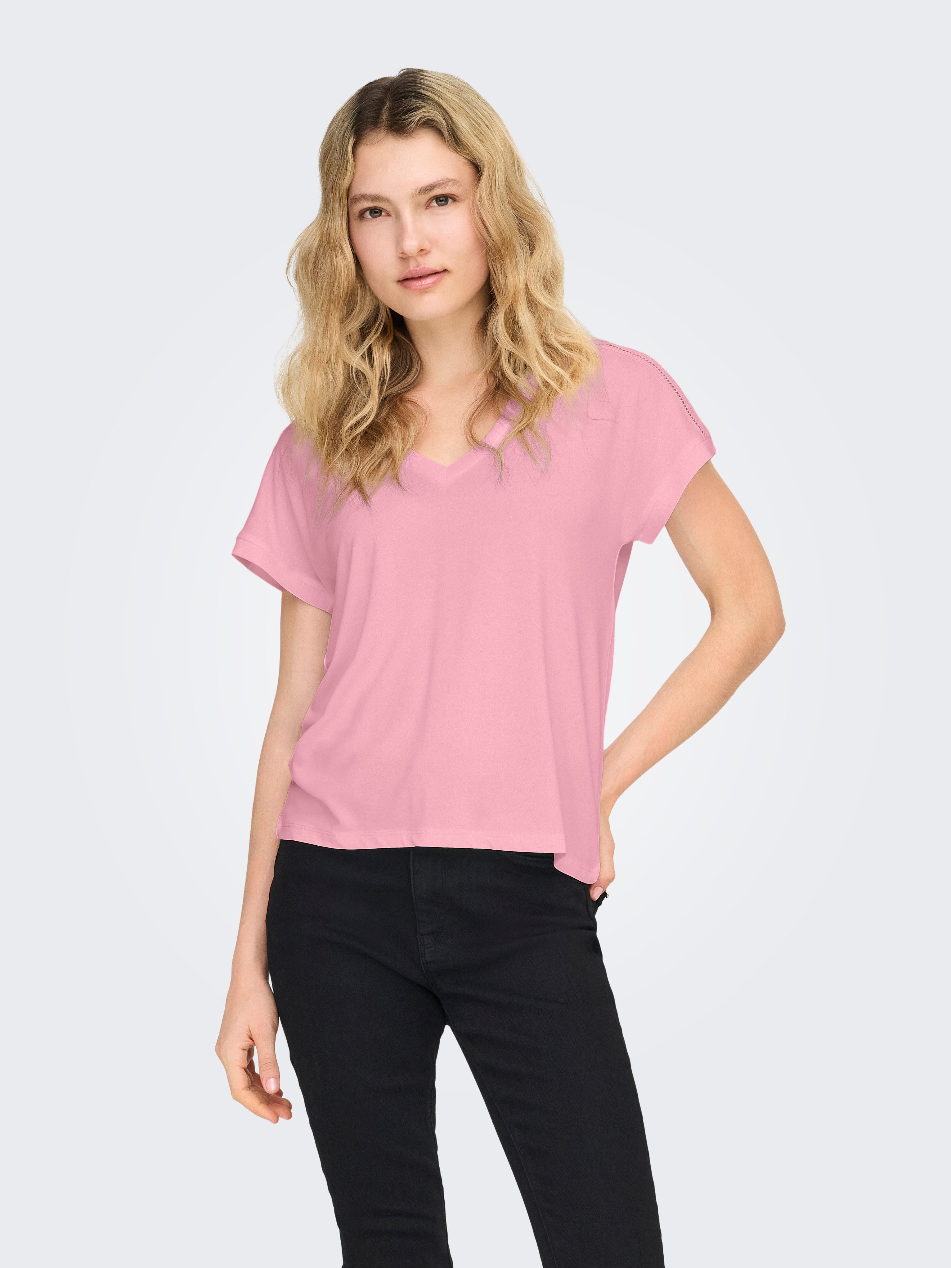 ONLY V-Shirt ONLFREE LIFE S/S V-NECK LACE TOP JRS Materialmix, loose fit, V-Ausschnitt
