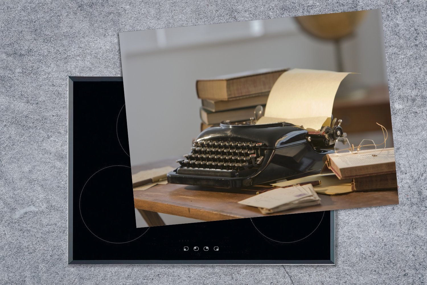 tlg), den MuchoWow Schreibmaschine Herdblende-/Abdeckplatte Arbeitsfläche cm, Mobile (1 Schwarze Vinyl, 70x52 zwischen Ceranfeldabdeckung alte nutzbar, Büchern,