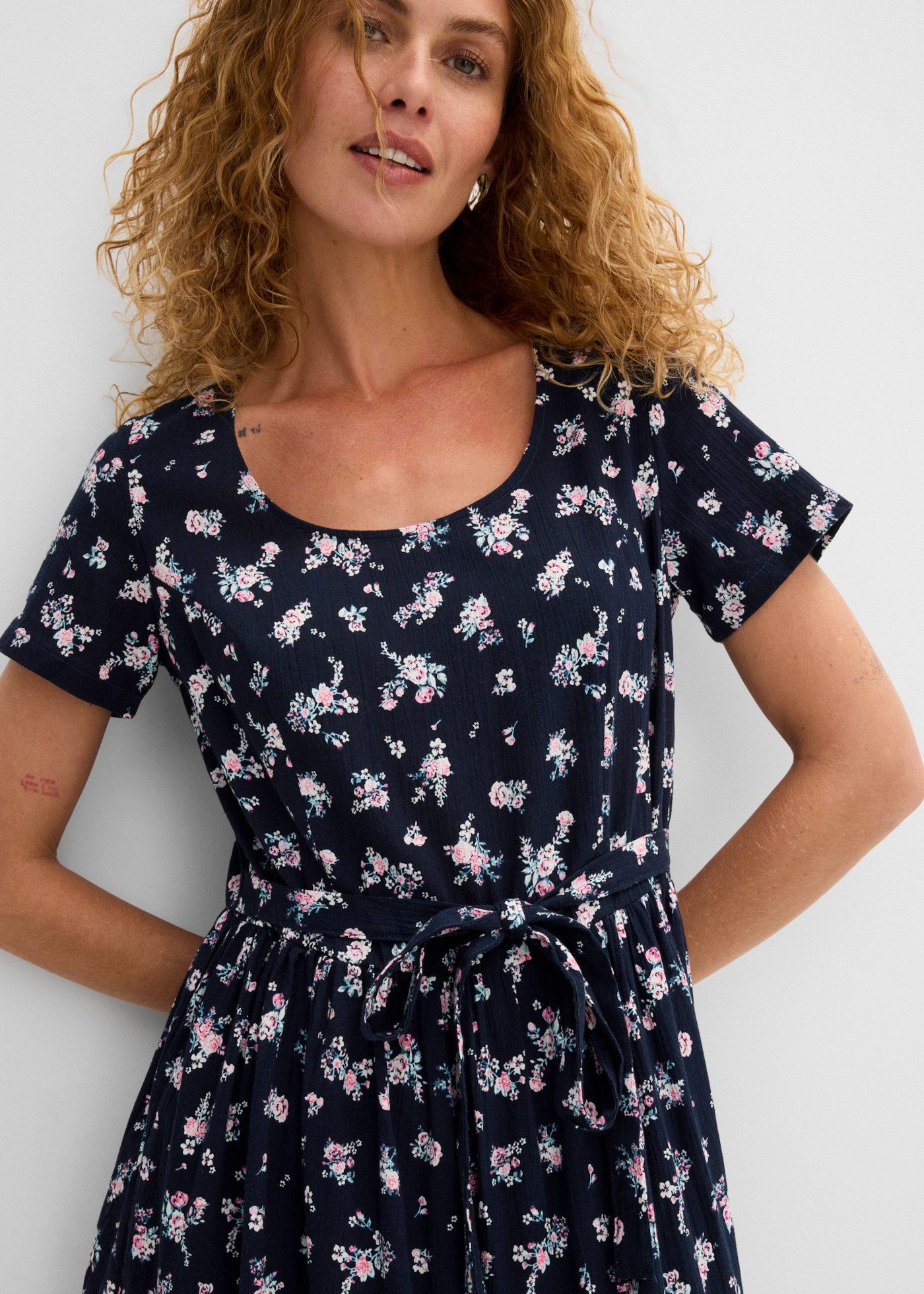 bonprix Maxikleid aus reiner Baumwolle, Loose Fit, Kurzarm-Design, mit Allover-Muster – Bild 5 von 5