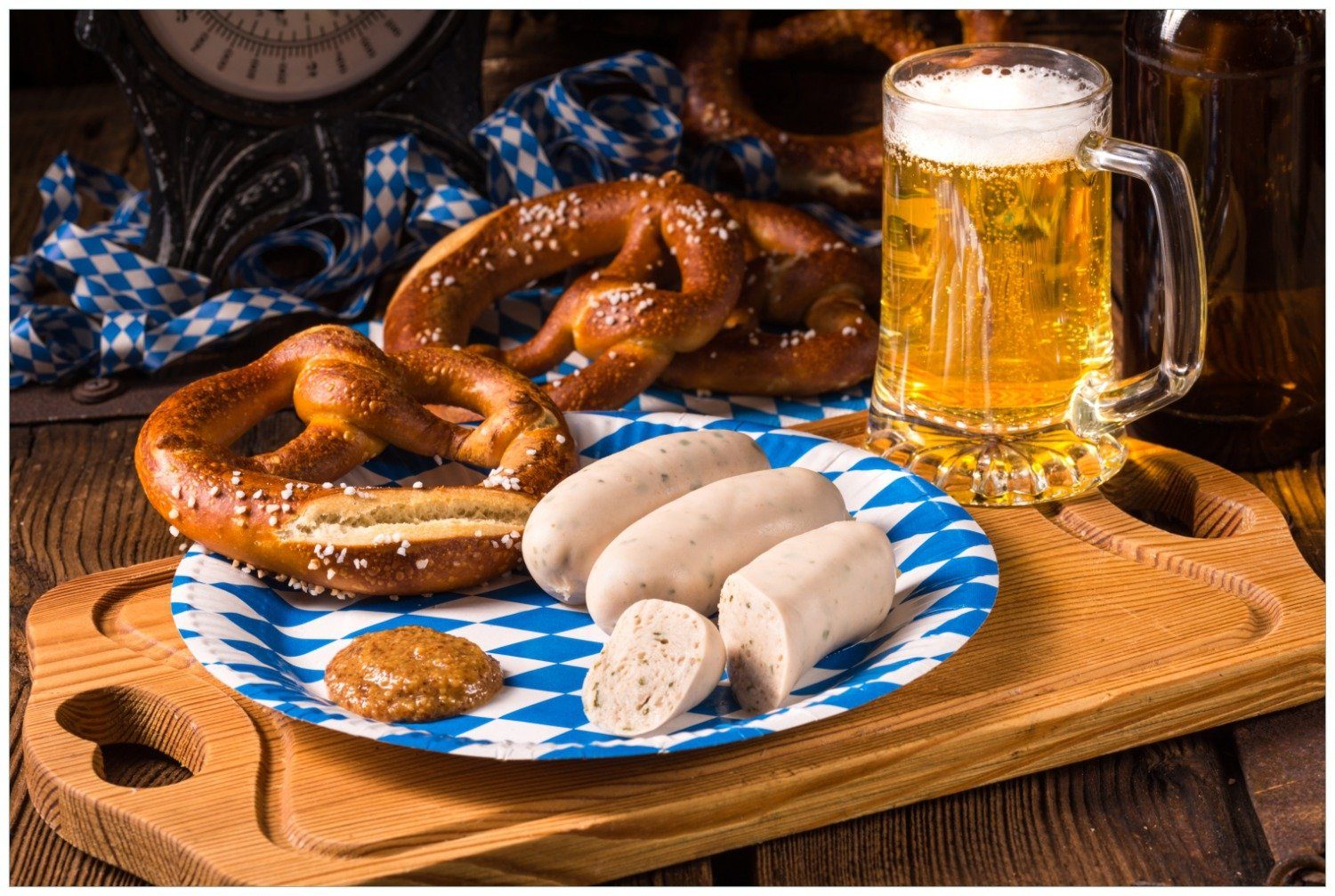 Wallario Küchenrückwand Bayerische Brotzeit mit Weißwurst, Brezel und Bier, (1-tlg)