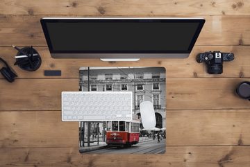 MuchoWow Gaming Mauspad Schwarz-Weiß-Foto mit einer roten Straßenbahn (1-St), Mousepad mit Rutschfester Unterseite, Gaming, 40x40 cm, XXL, Großes