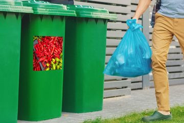 MuchoWow Wandsticker Ein schöner Kontrast zwischen dem grünen Gemüse und dem roten (1 St), Mülleimer-aufkleber, Mülltonne, Sticker, Container, Abfalbehälter