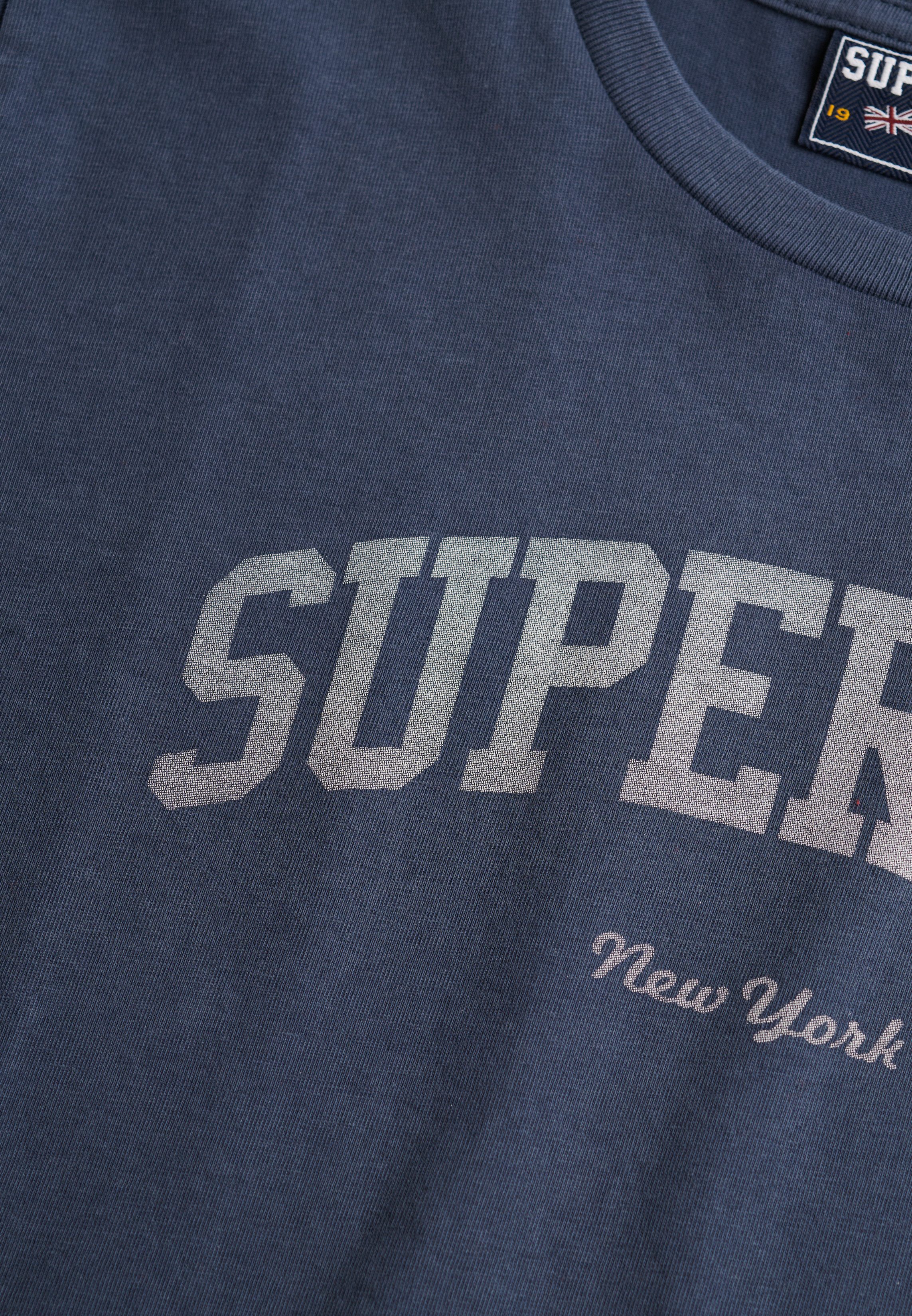 Superdry Print-Shirt ATH ESS FITTED GRAPHIC TEE aus Baumwolle und Single Jersey, Slim Fit, mit Rundhalsausschnitt