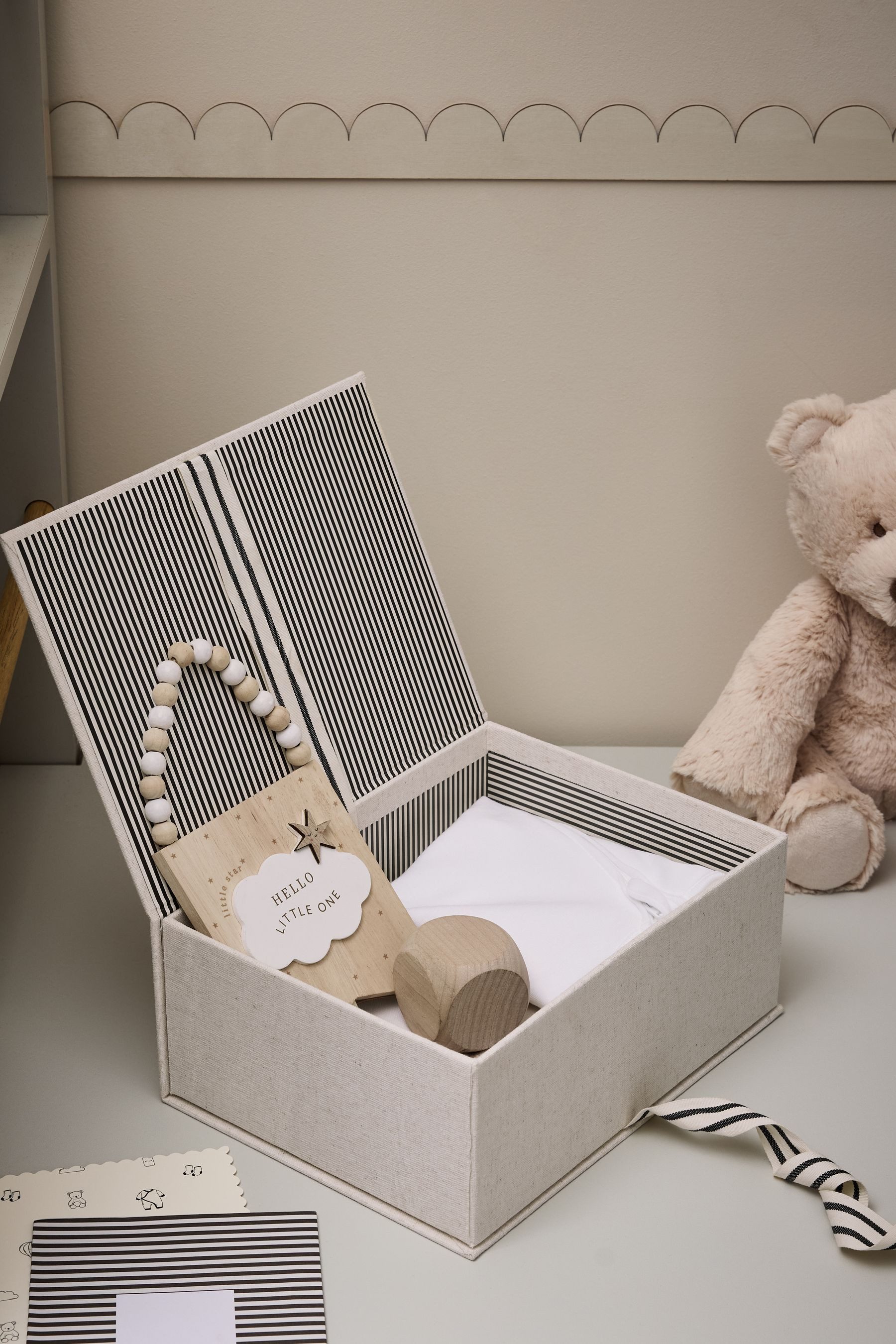 Next Neugeborenen-Geschenkset Baby Andenkenschachtel, Icons (1-tlg)