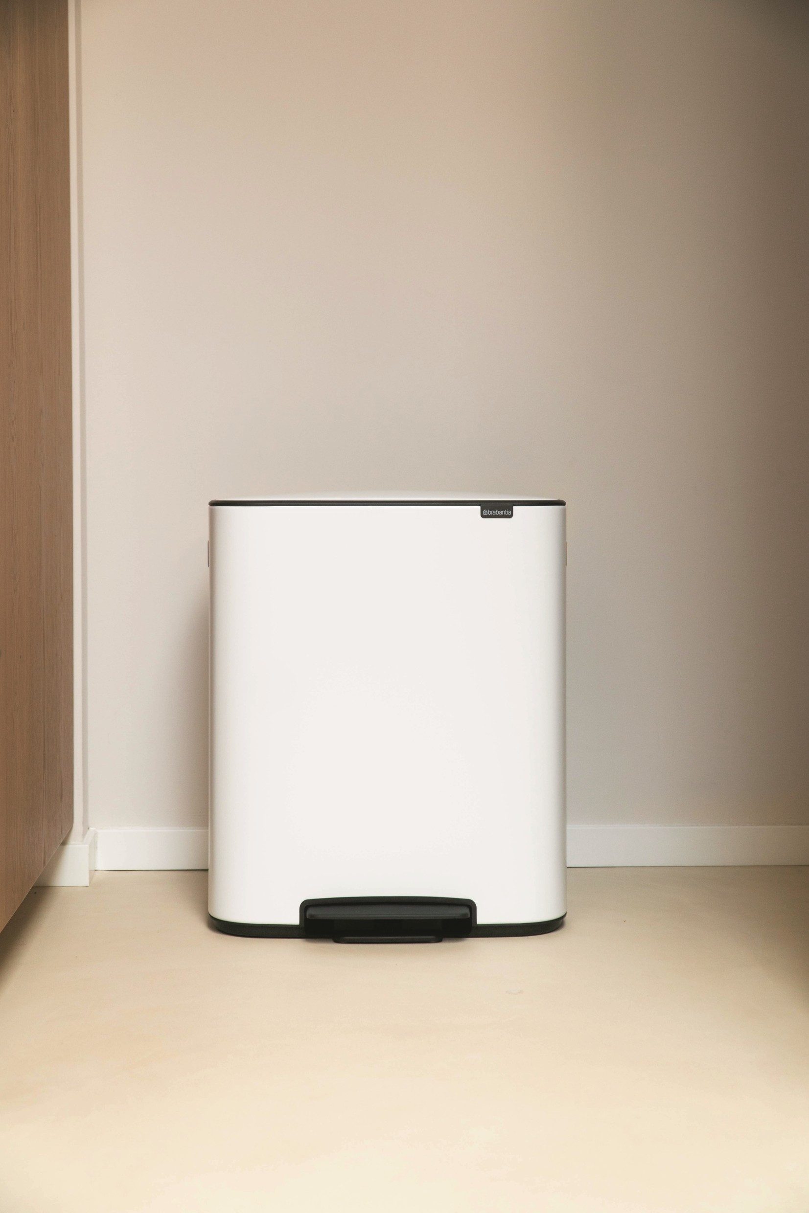 Brabantia Mülleimer Bo Treteimer, 60L, sanft schließender Deckel, mit leichter Pedalbedienung