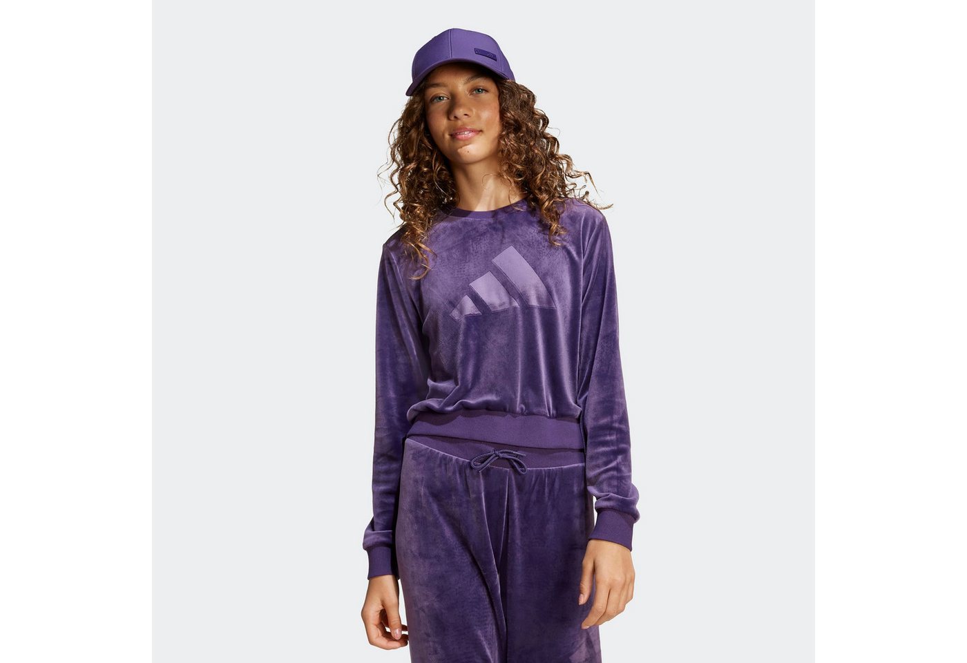 adidas Sportswear Sweatshirt GIRL HOLIDAY BAUCHFREIES aus weichem Samt, bauchfreier Schnitt, Rundhalsausschnitt