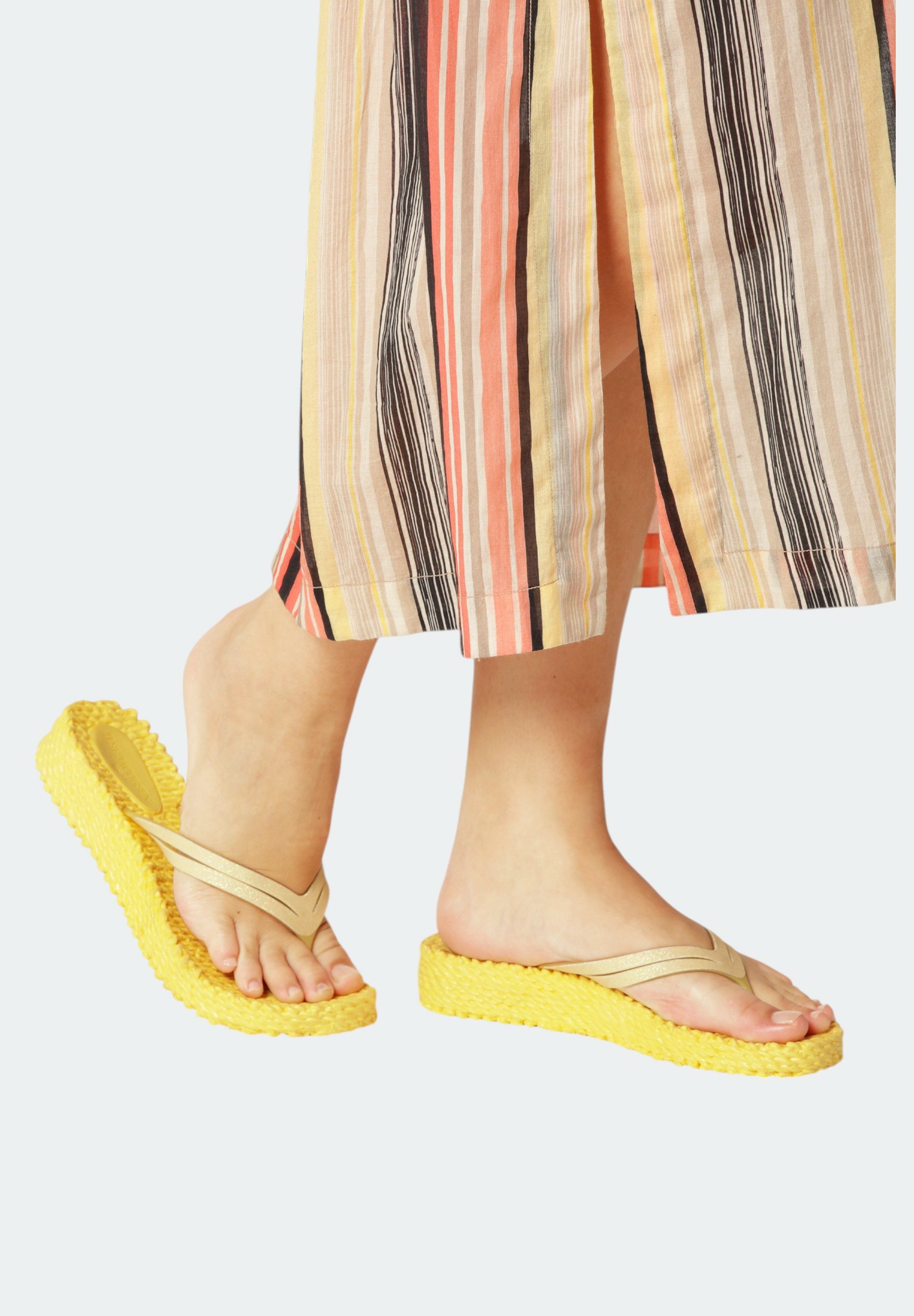 Ilse Jacobsen CHEERFUL13 Zehentrenner Leicht & flexibel, modische Plateausohle, Massageeffekt, mit Glitzer – Bild 5 von 5