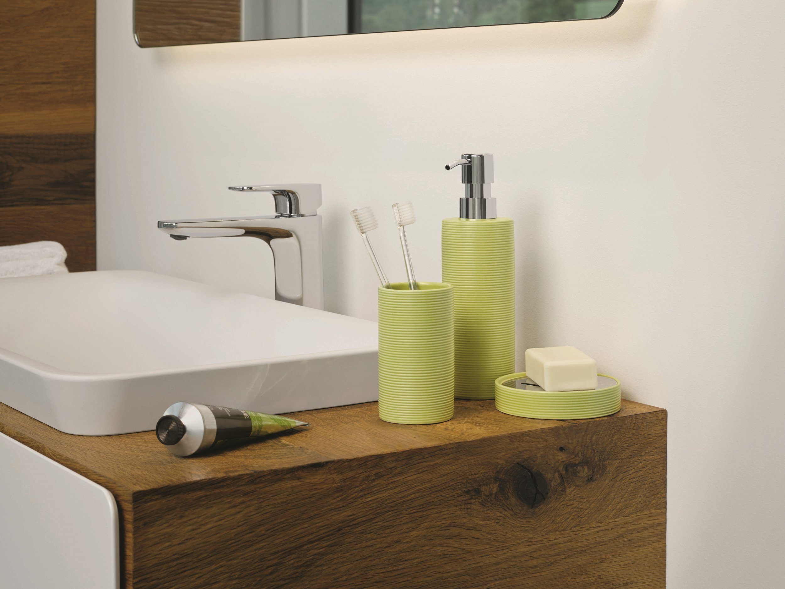 spirella Toilettenpapierhalter WC-Bürste hochwertiger 3D-Effekt, RIBBED, in mit pistaziengrün Keramik, Rillenstruktur Deckel, mit Toilettenbürste TUBE aus
