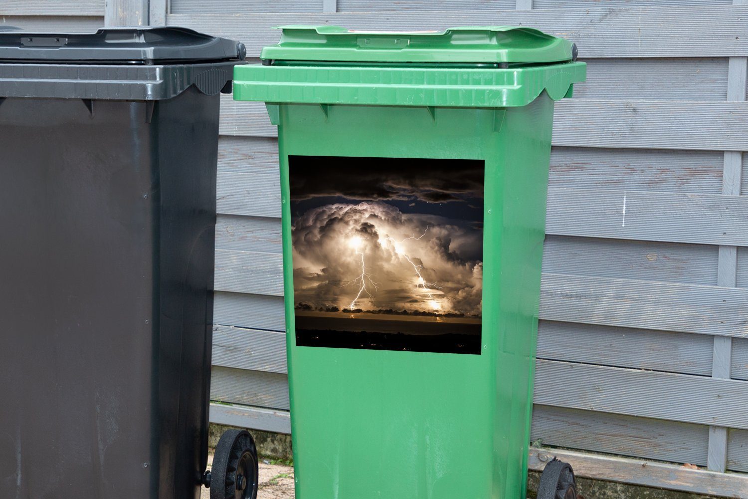 Abfalbehälter Byron Nacht MuchoWow Mülleimer-aufkleber, Mülltonne, St), (1 Container, Bay über Stürmische Wandsticker Sticker,