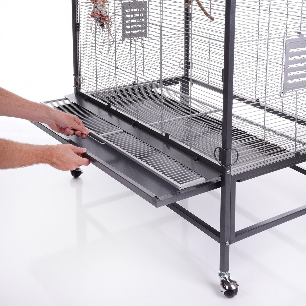 Montana Cages Kleintierkäfig Sevilla II - Antik/Platinum, Der Nagerkäfig mit Futter/Wassernäpfen, Plattformen und Leitern.