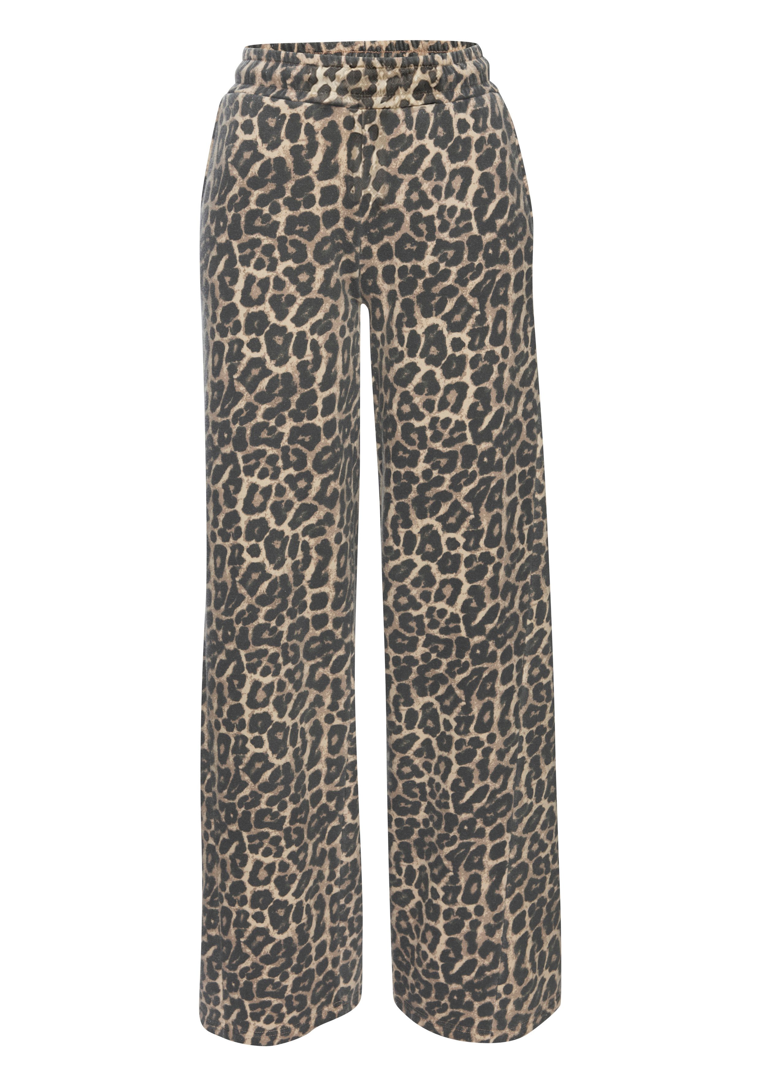 Buffalo Sweathose - Relaxhose in Leo-Optik Weites Bein mit bequemen Bündchen, Home- und Loungewear. € 39,99