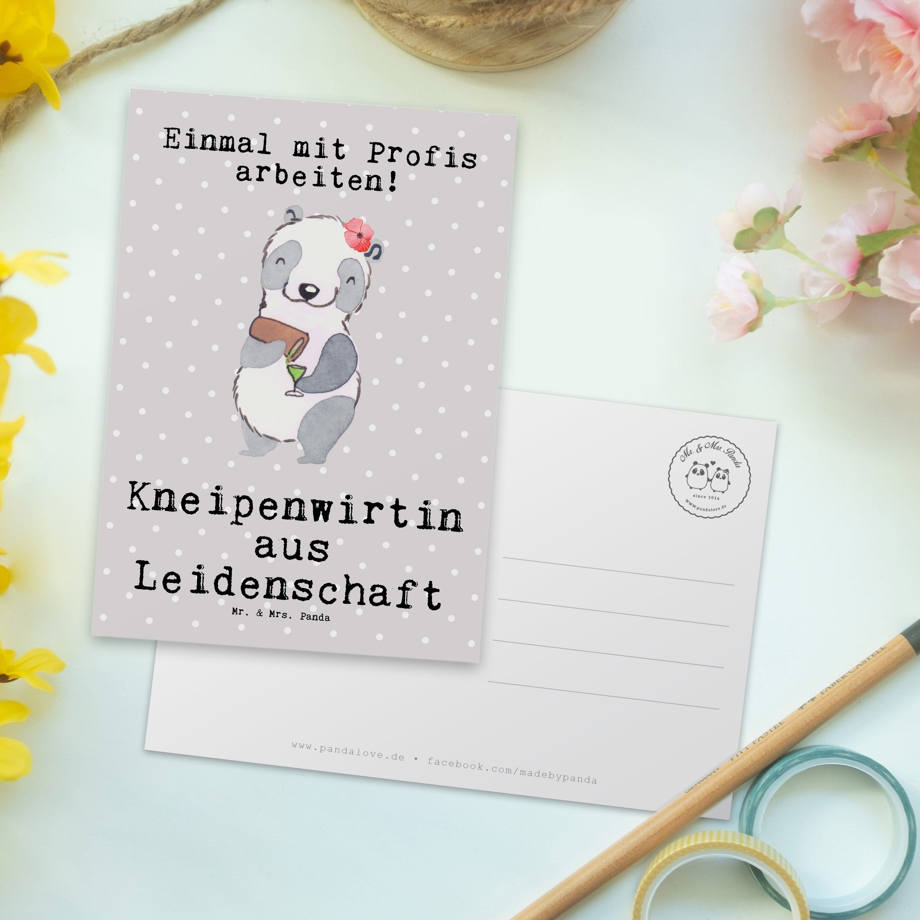 Mr. & Mrs. Panda Postkarte Kneipenwirtin aus Leidenschaft - Grau Pastell - Geschenk, Geburtstags