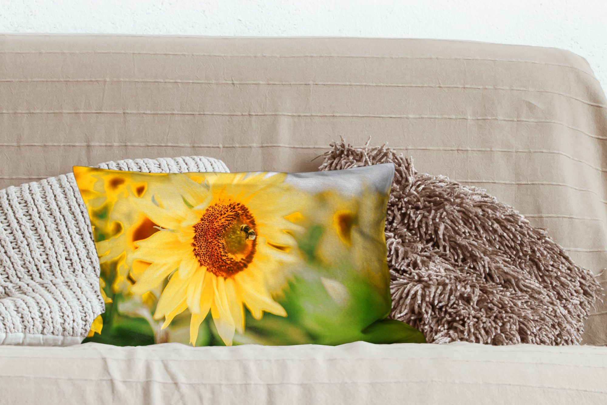 Sonnenblume Zierkissen, - MuchoWow Dekokissen Blumen Wohzimmer mit Füllung, Biene, - Schlafzimmer Dekoration, Dekokissen