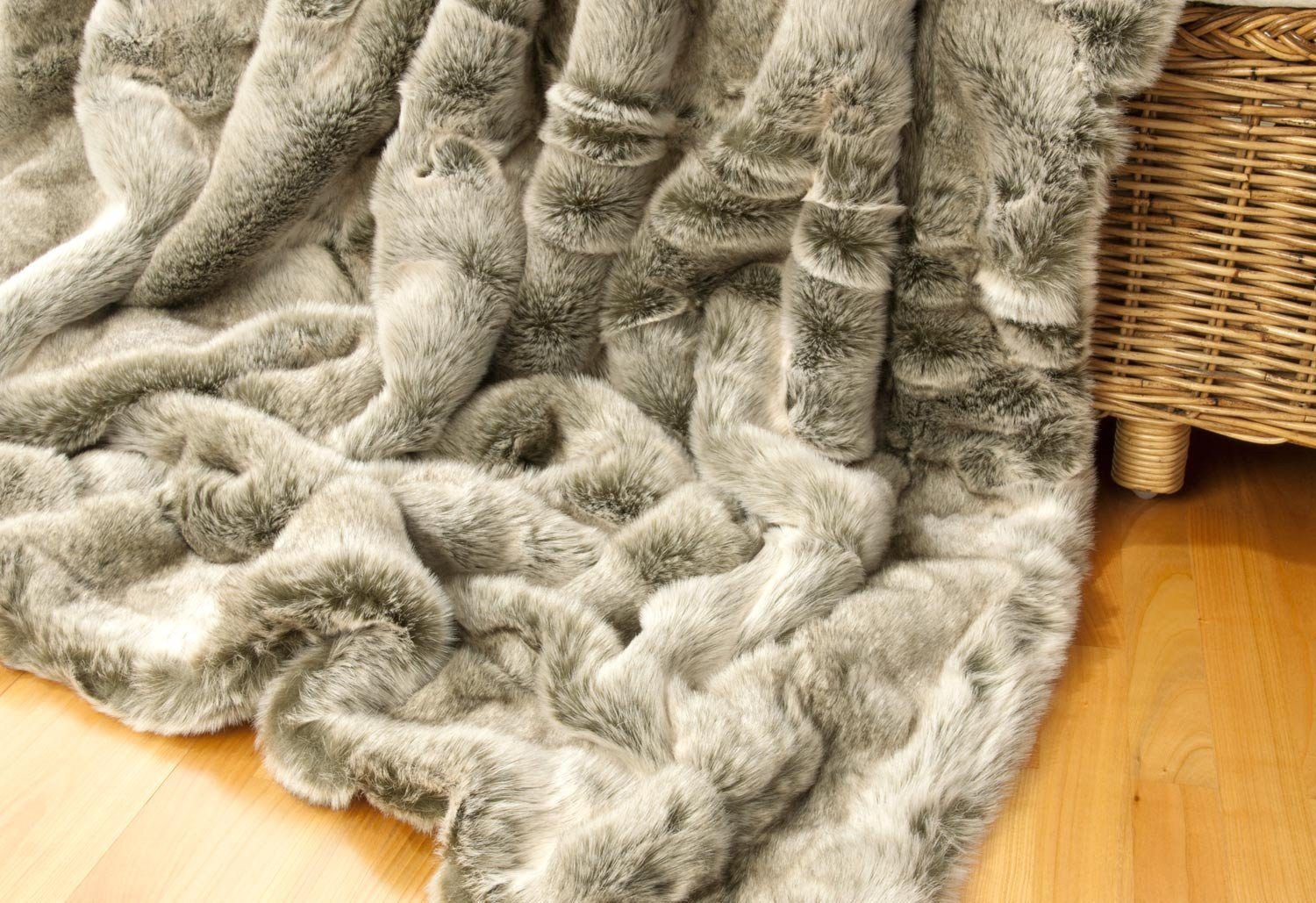 Wohndecke Felldecke (Kunstfelldecke) Grauwolf grau-beige, Wohnen und Accessoires GmbH & Co. KG, Felloptik