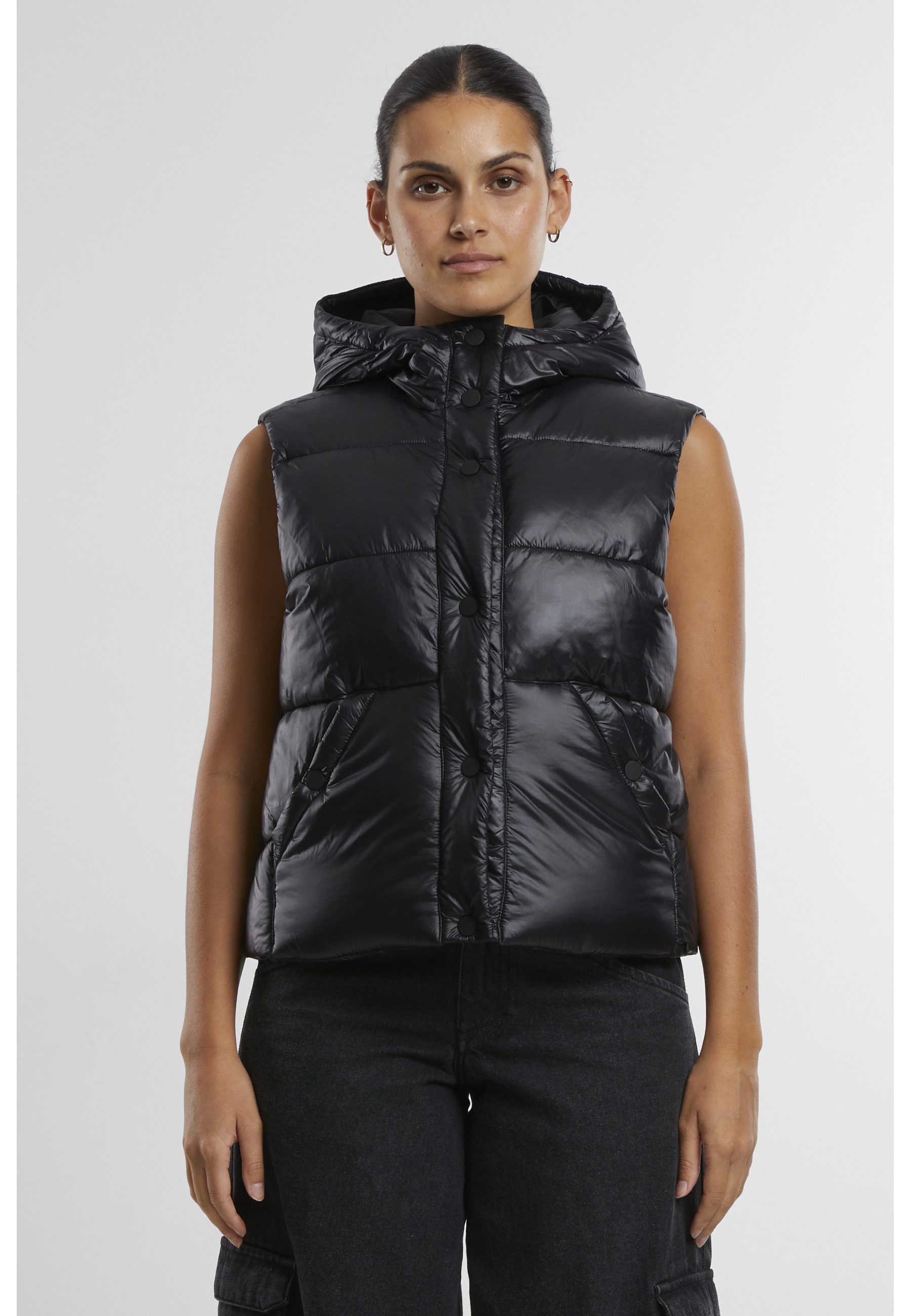 URBAN CLASSICS Steppweste Urban Classics Ladies Recycled Shiny Puffer Vest with Hood – Bild 5 von 5