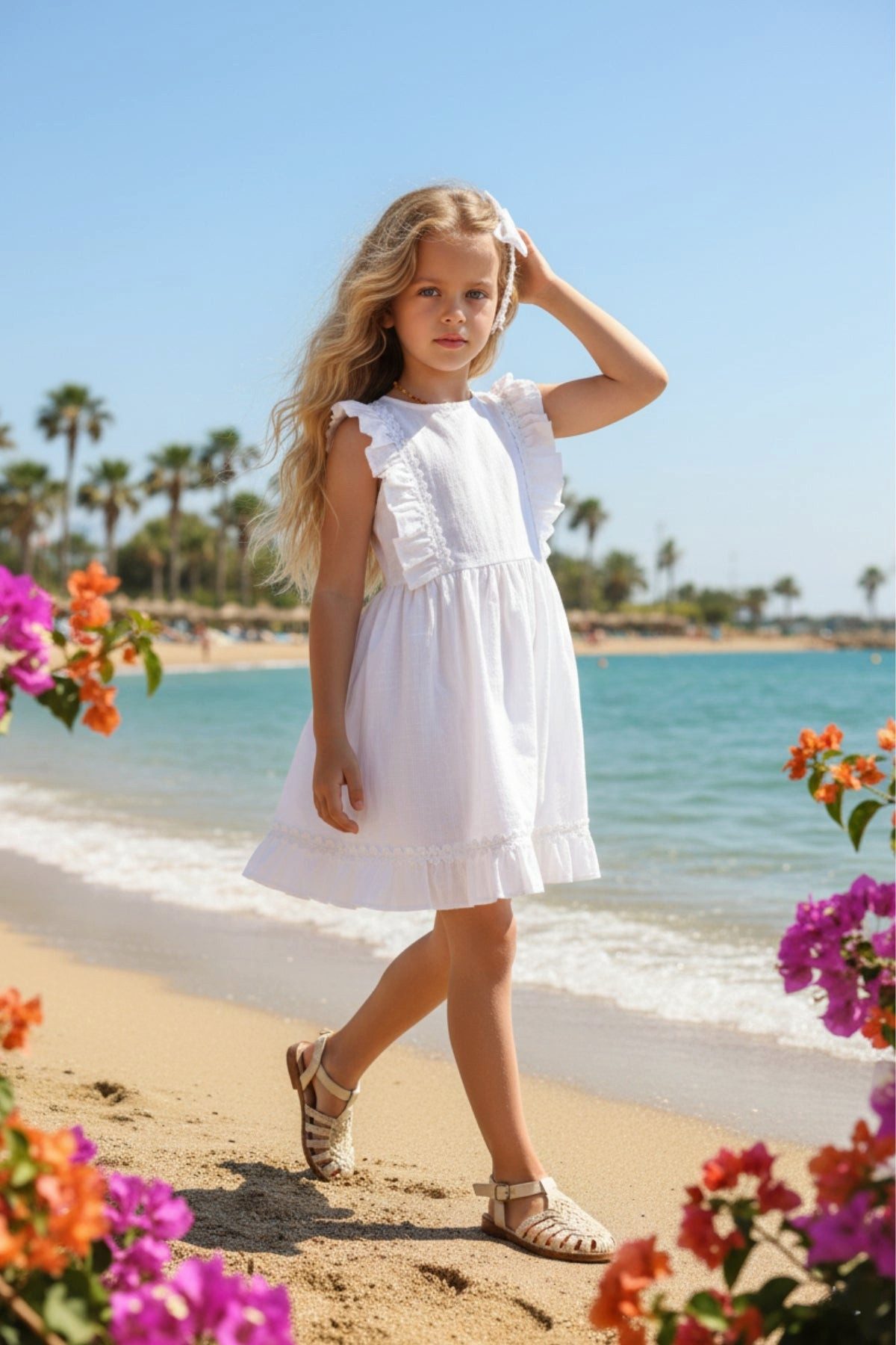 Parla Kids Sommerkleid Kurzärmeliges Kleid in Weiß mit Spitzendetails und Haarspange Rüschensaum - Unterkleid - Haarspange