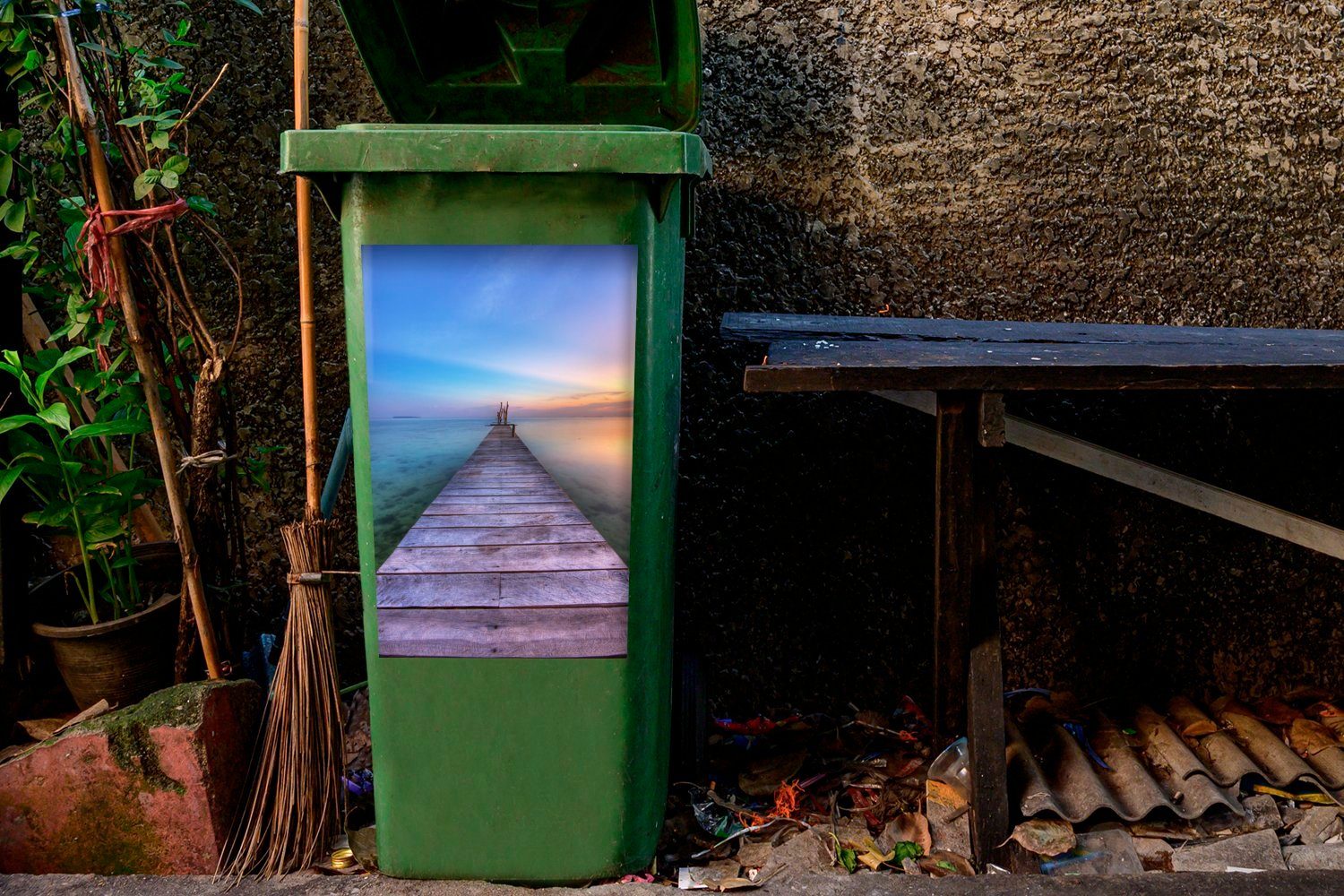 MuchoWow Wandsticker Pier Abfalbehälter Sticker, Mülltonne, Sonnenuntergang der Container, in Indonesien bei St), auf Insel (1 Karimunjawa Mülleimer-aufkleber