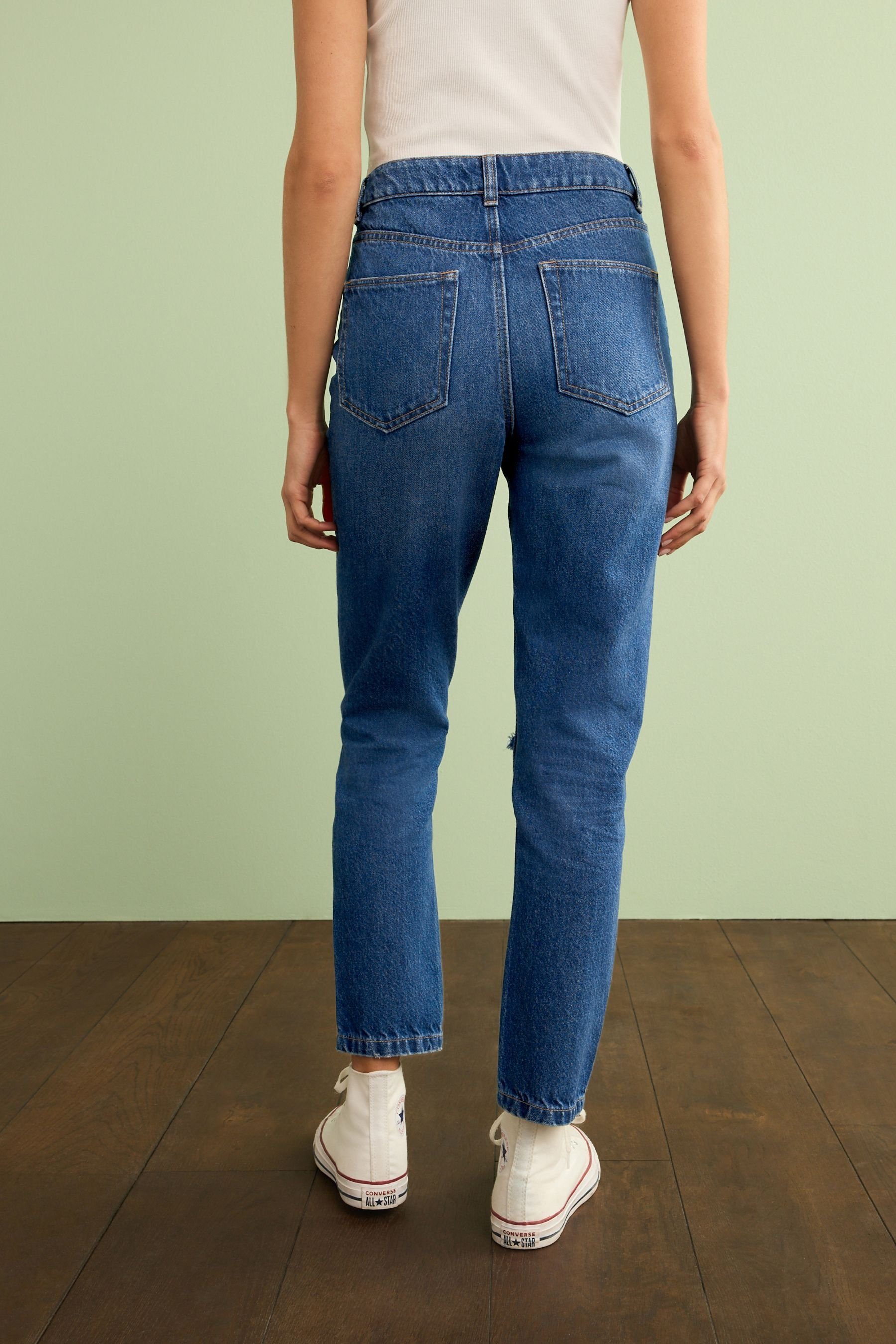 Knie aufgerissenem Mom-Jeans mit Mom-Jeans Next (1-tlg)